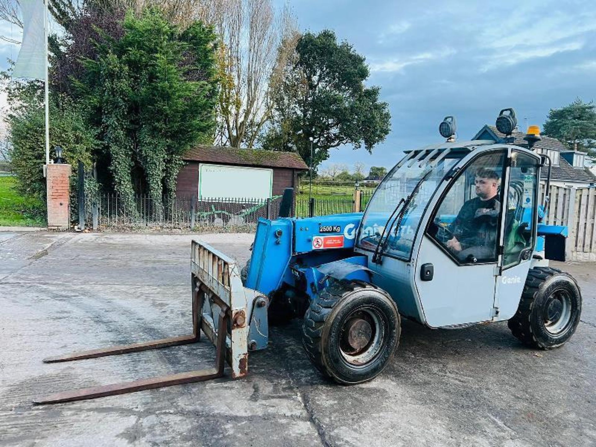 GENIE GTH-2506 4WD TELEHANDLER C/W PALLET TINES. - Image 5 of 15