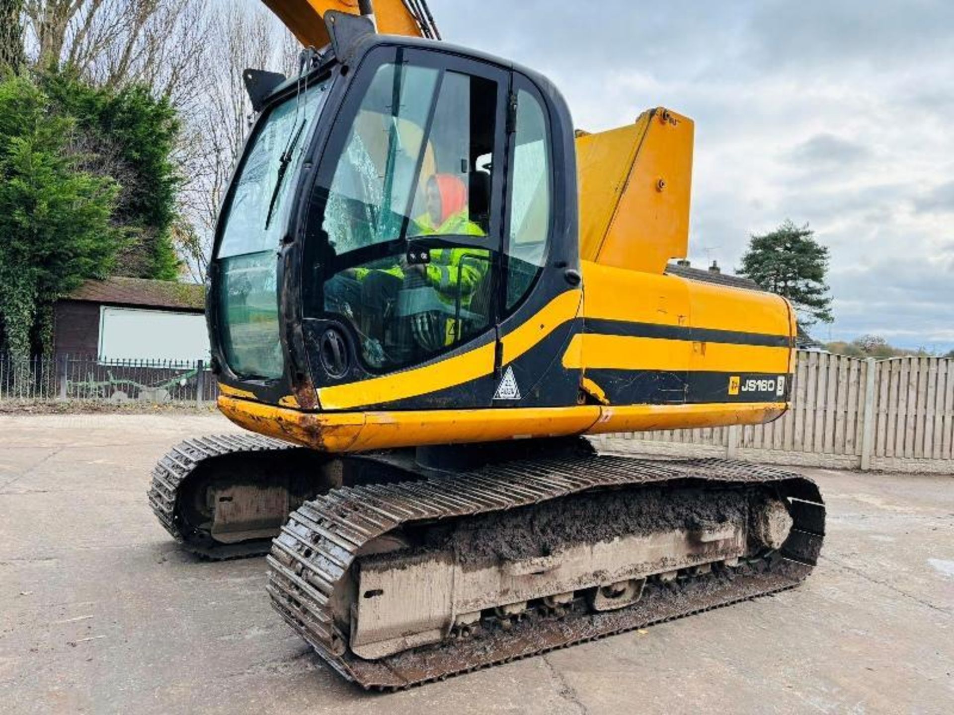 JCB JS160LC HIGH RISE CABIN SCRAP HANDLER C/W ROTATING SELECTOR GRAB - Image 3 of 16