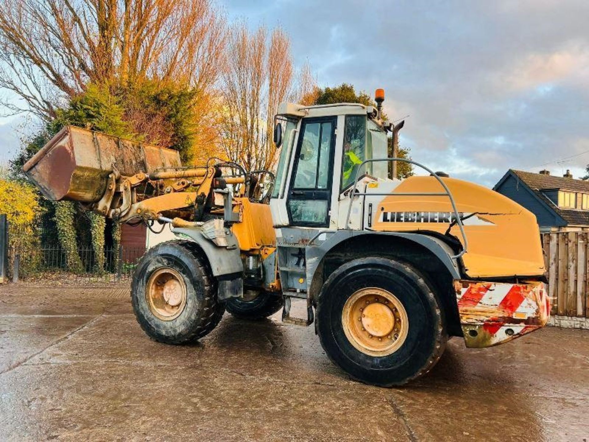 LIEBHERR L538 4WD LOADING SHOVEL C/W BUCKET - Image 2 of 17