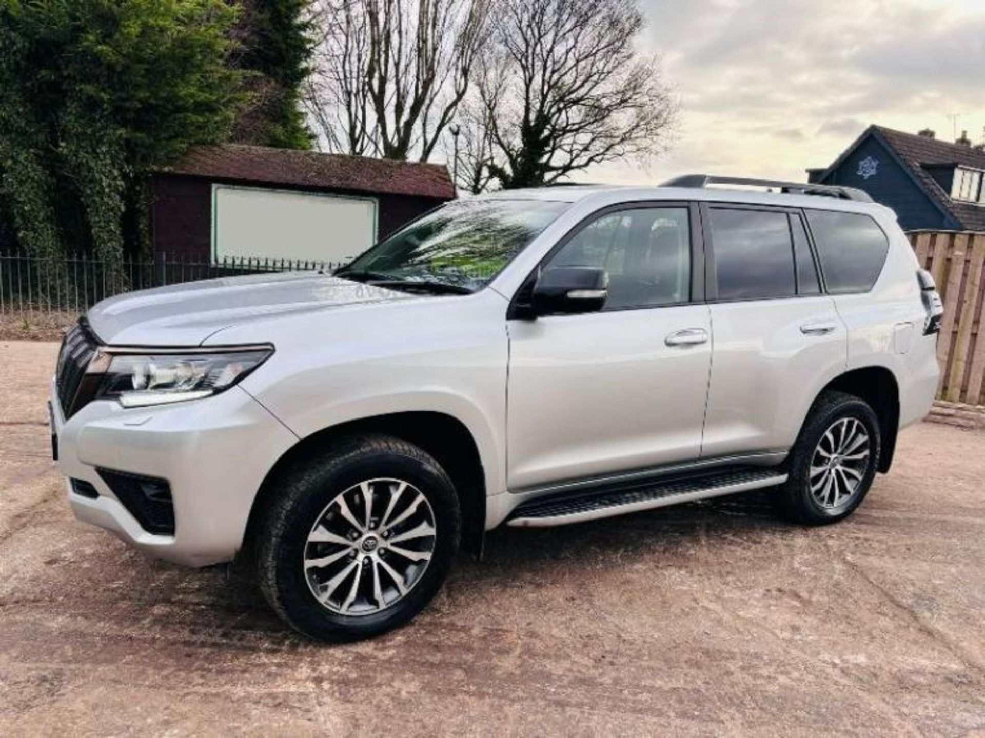 2022 TOYOTA LAND CRUISER INVINSIBLE SUV ESTATE - AUTO - TRIP TRONIC  - Image 18 of 19