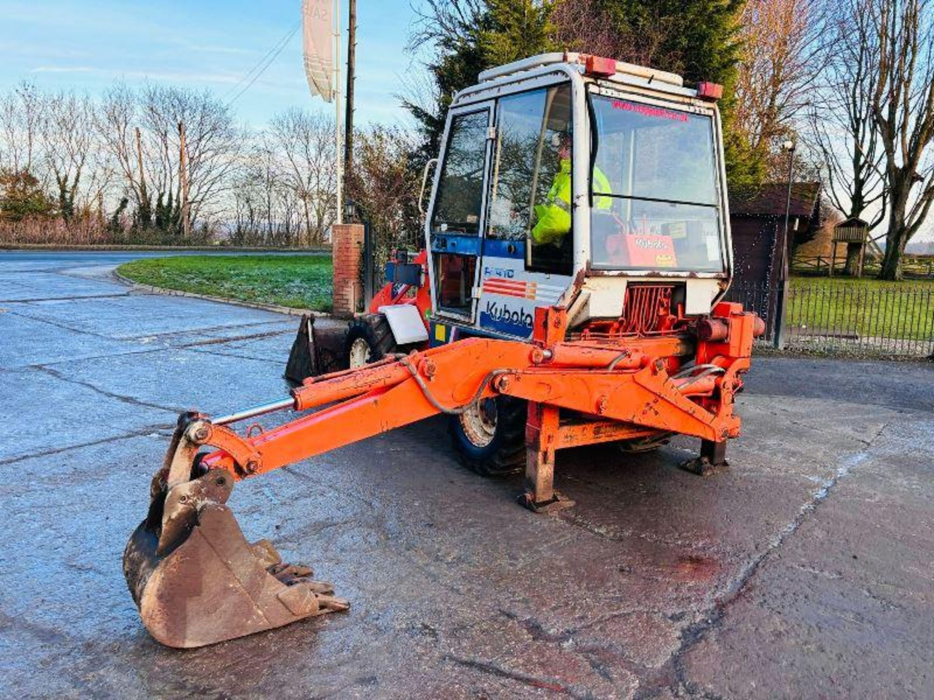 KUBOTA R410 4WD PIVOT STEER BACKHOE DIGGER C/W THREE IN ONE BUCKET - Image 11 of 16