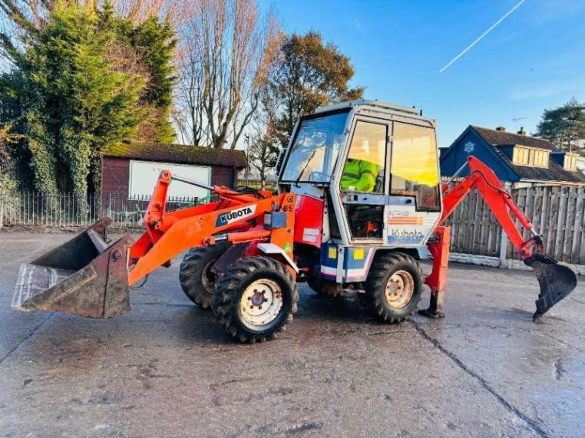 KUBOTA R410 4WD PIVOT STEER BACKHOE DIGGER C/W THREE IN ONE BUCKET