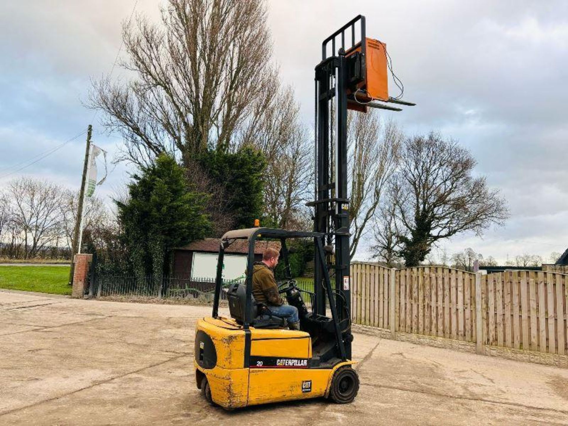 CATERPILLAR 20 BATTERY FORKLIFT C/W BATTERY CHARGER - Image 5 of 17