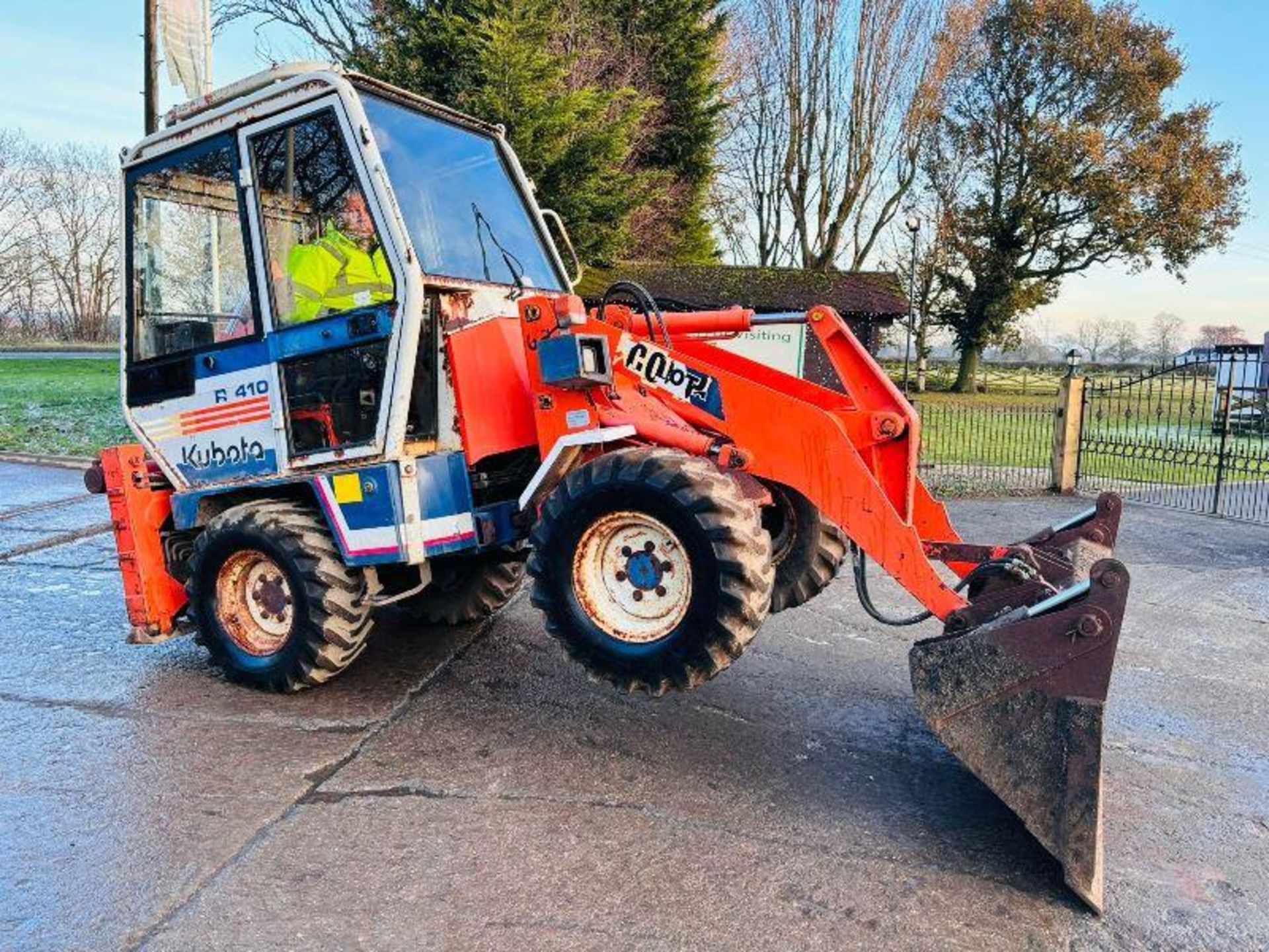 KUBOTA R410 4WD PIVOT STEER BACKHOE DIGGER C/W THREE IN ONE BUCKET - Image 7 of 16