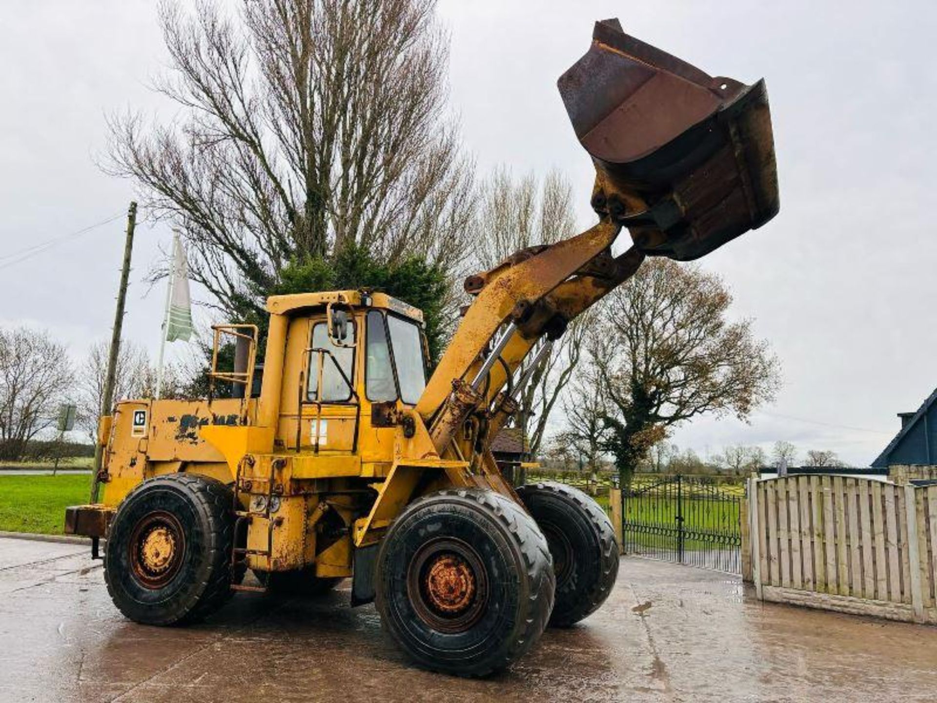 CATERPILLAR 966D 4WD LOADING SHOVEL C/W BUCKET - Image 9 of 18