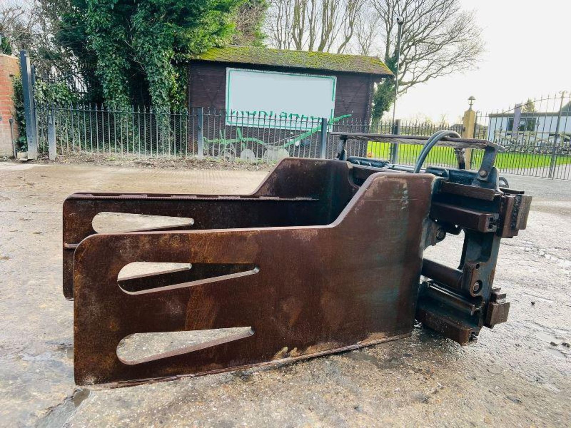 HYDRAULIC BALE GRAB TO SUIT MANITOU BRACKETS 