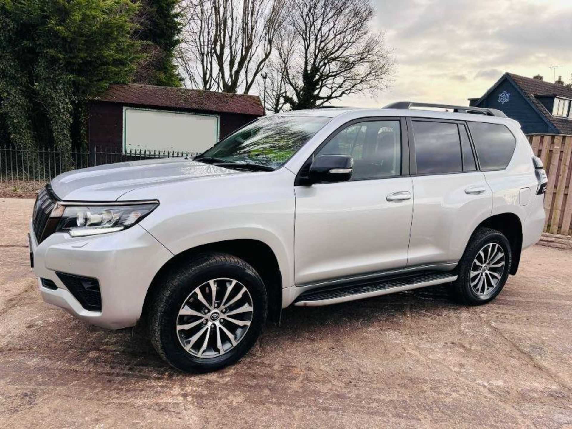 2022 TOYOTA LAND CRUISER INVINSIBLE SUV ESTATE - AUTO - TRIP TRONIC  - Image 17 of 19