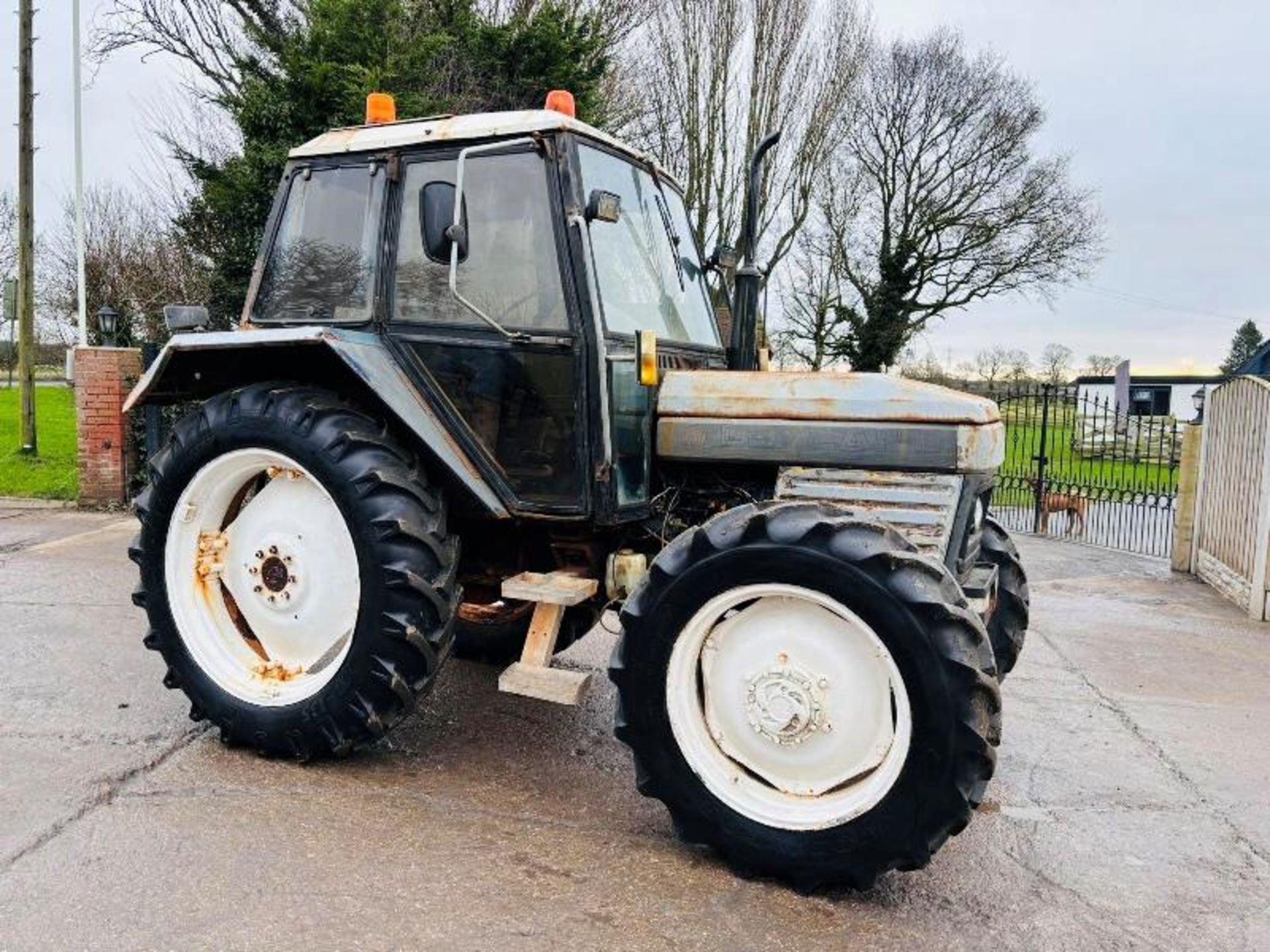 LEYLAND 804 4WD TRACTOR C/W FULLY GLAZED CABIN