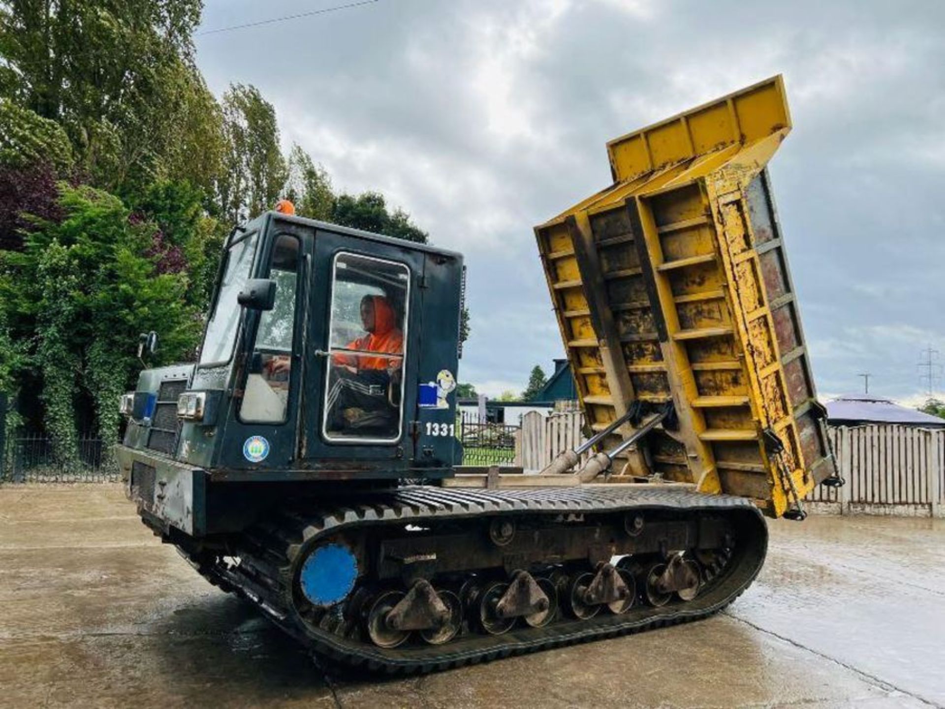 MOROOKA MST2000 TRACKED DUMPER C/W CONCRETE SHOOT & REVERSE CAMERA - RECENTLY SERVICED - Image 7 of 13