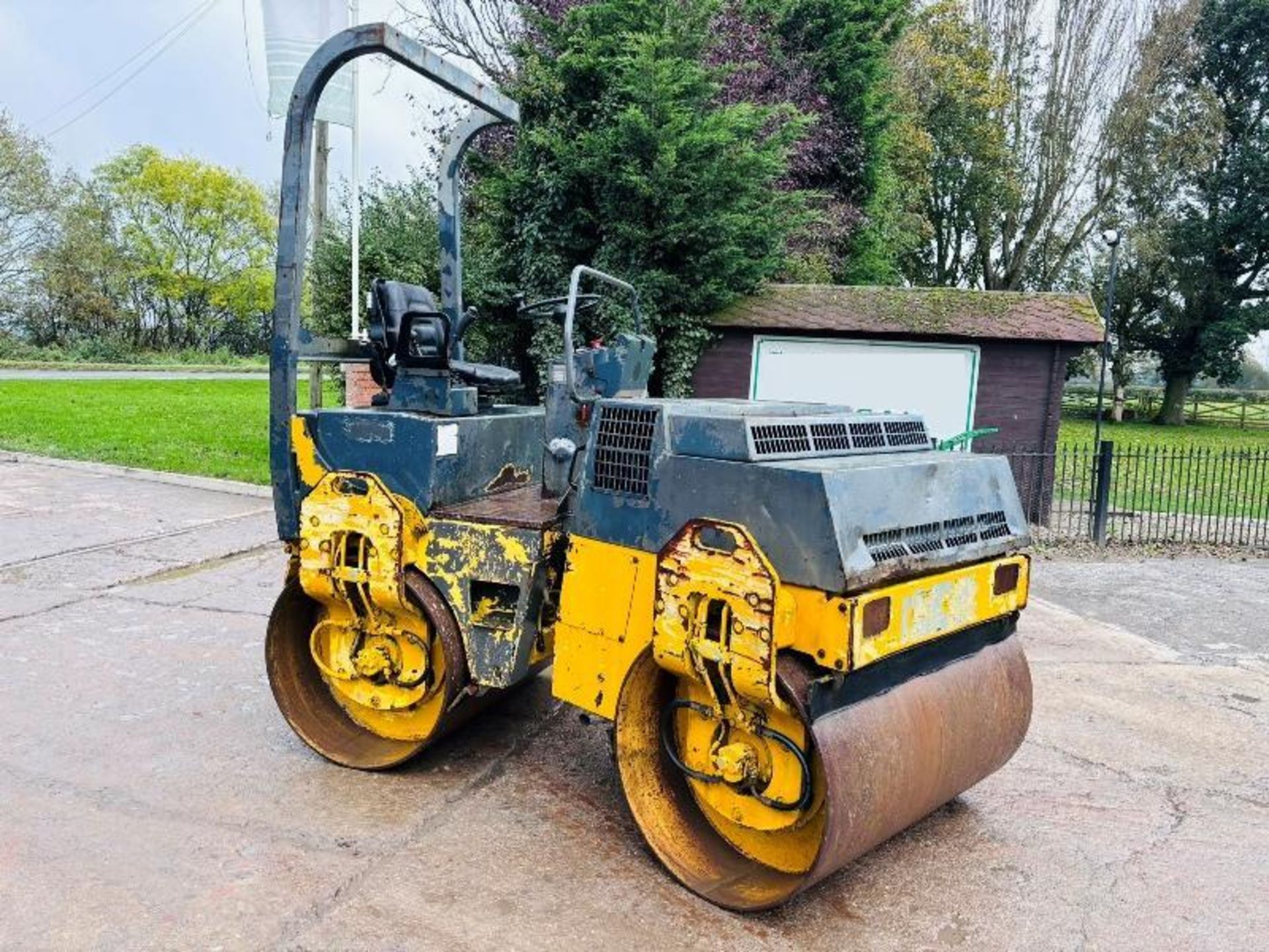 BOMAG BW135AD DOUBLE DRUM ROLLER C/W ROLE BAR - Image 9 of 11