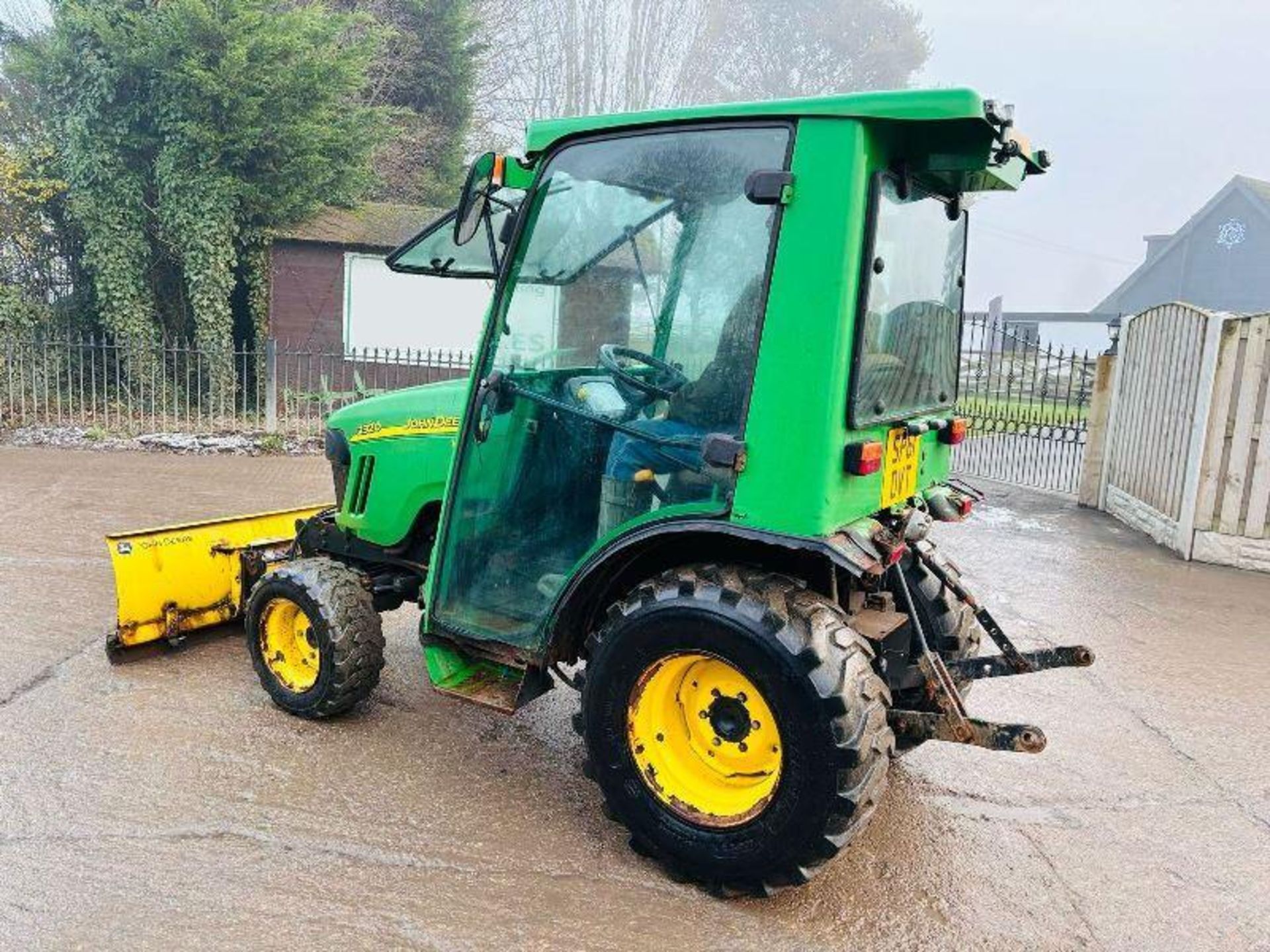 JOHN DEERE 2320 HST 4WD TRACTOR C/W FRONT LINKAGE & SNOW PLOW - Image 4 of 10