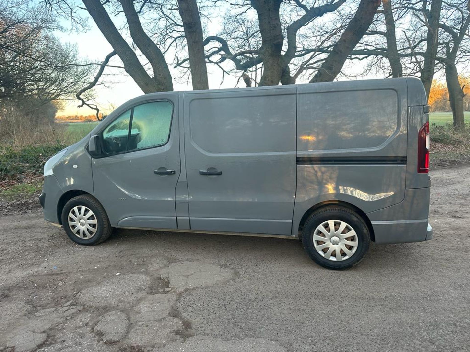 2015 15 VAUXHALL VIVARO SPORTIVE PANEL VAN - 98K MILES - AIR CON - PLY LINED. - Image 6 of 11