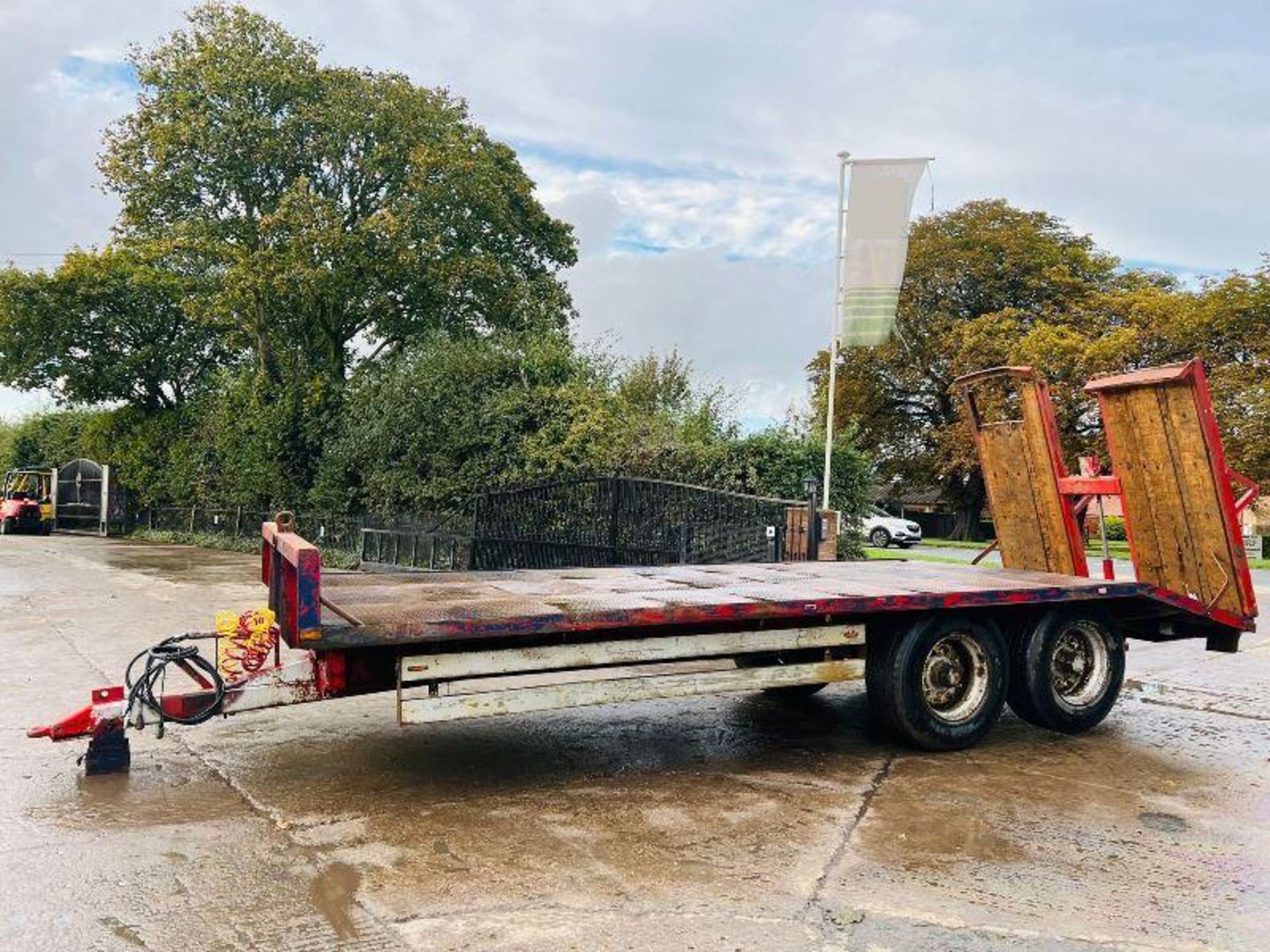 TWIN AXLE DRAG TRAILER C/W HYDRAULIC RAMPS - Image 9 of 9