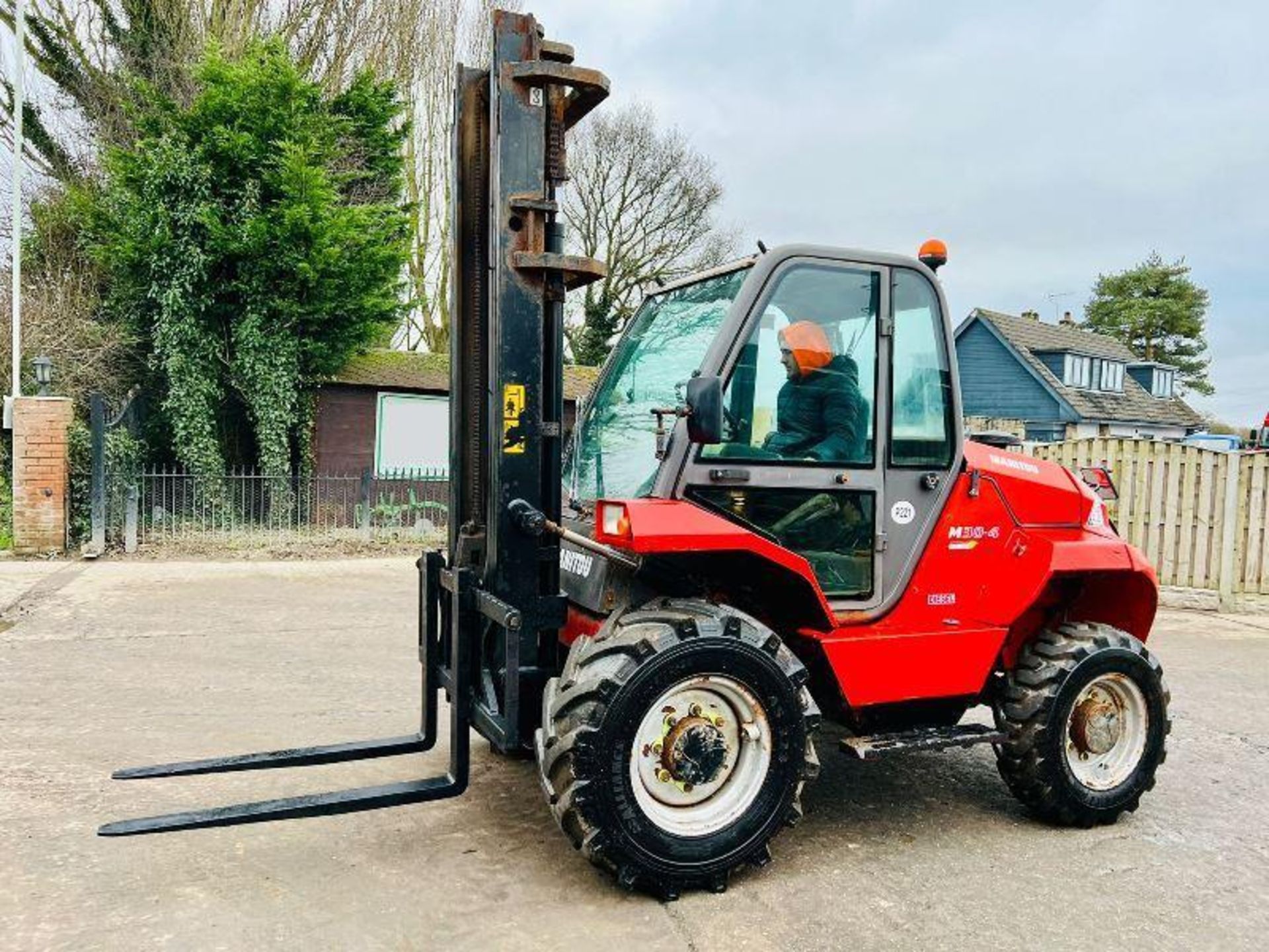 MANITOU M26-4 ROUGH TERRIAN 4WD FORKLIFT *YEAR 2014* C/W PICK UP HITCH 