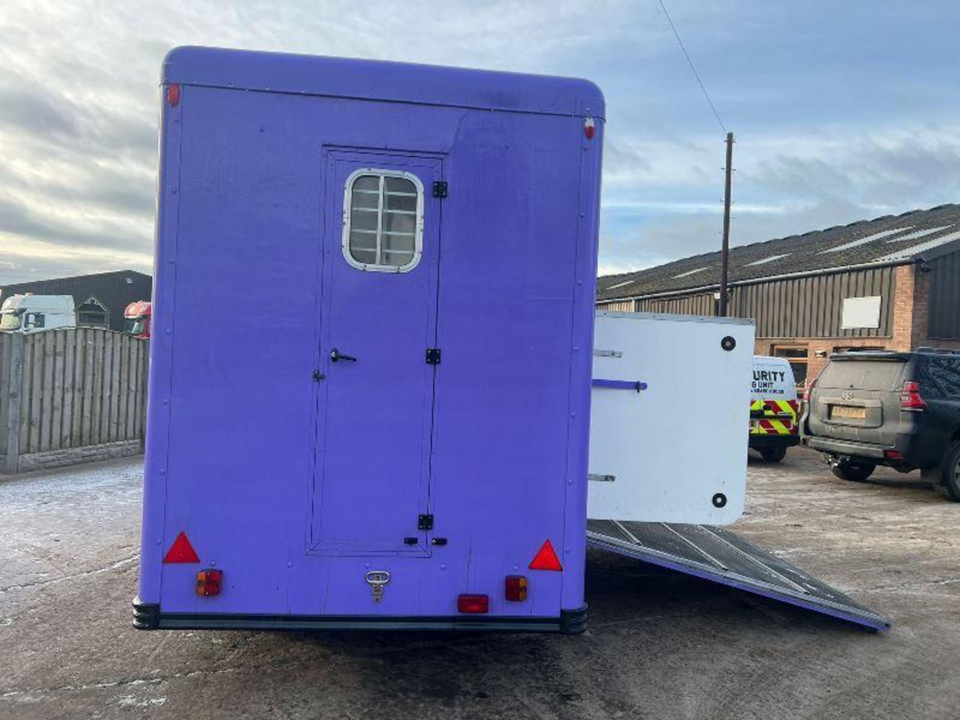 EQUITREK TWIN AXLE HORSE BOX *YEAR 2009* C/W LIVING AREA. - Image 9 of 12