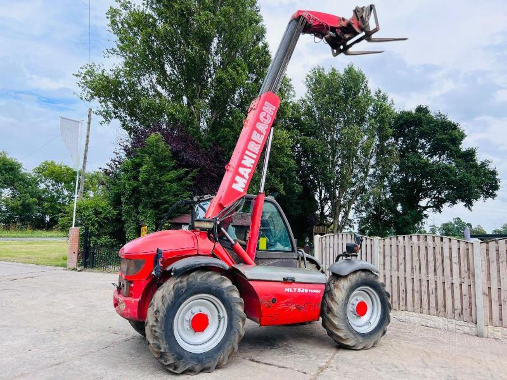 MANITOU MLT526T 4WD TELEHANDLER C/W PALLET TINES. - Bild 9 aus 13