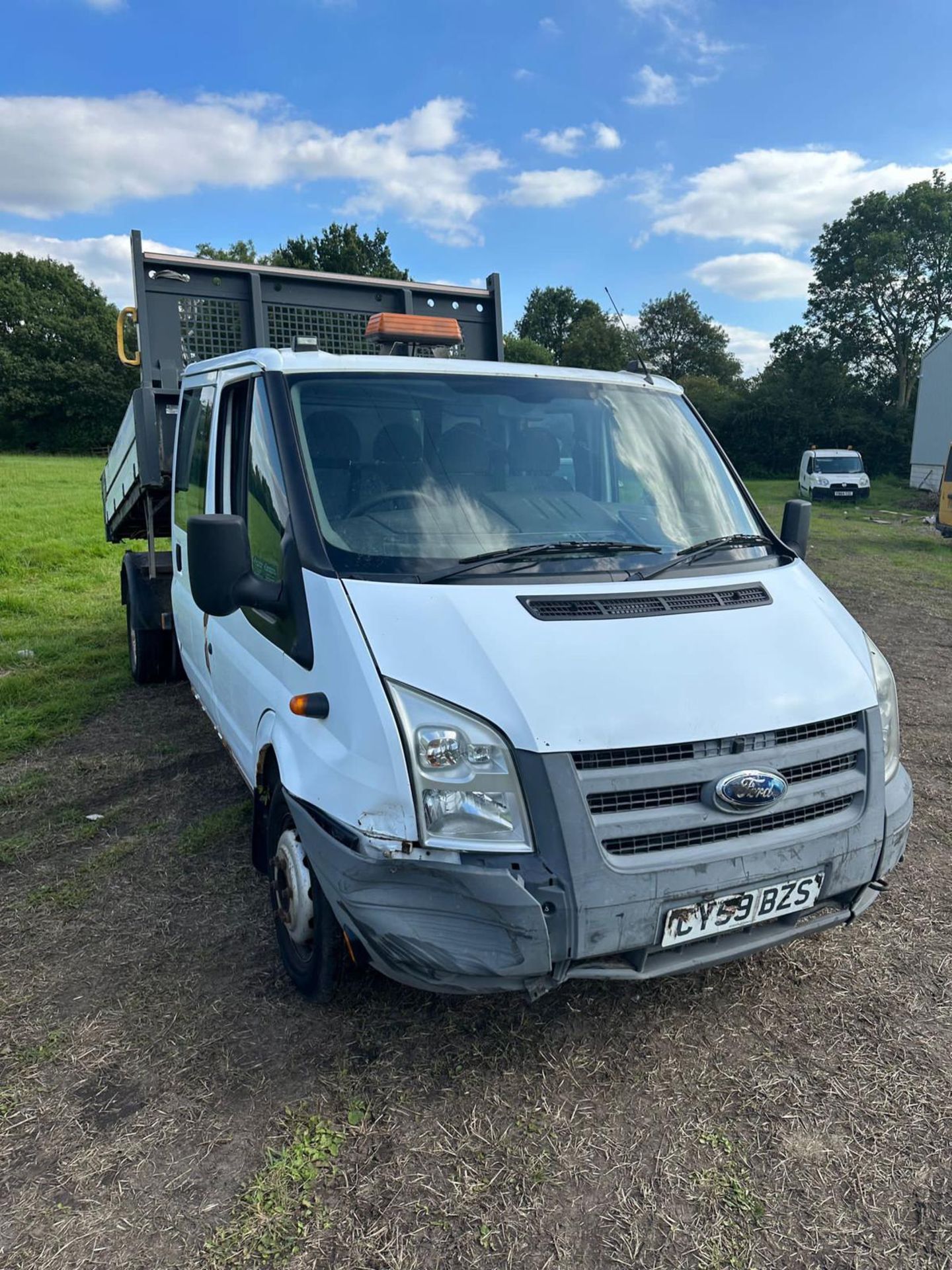 2009 59 FORD TRANSIT CREW CAB TIPPER - STARTS AND RUNS BUT DOESN’T DRIVE - REAR AXLE FAULTY - Image 2 of 10