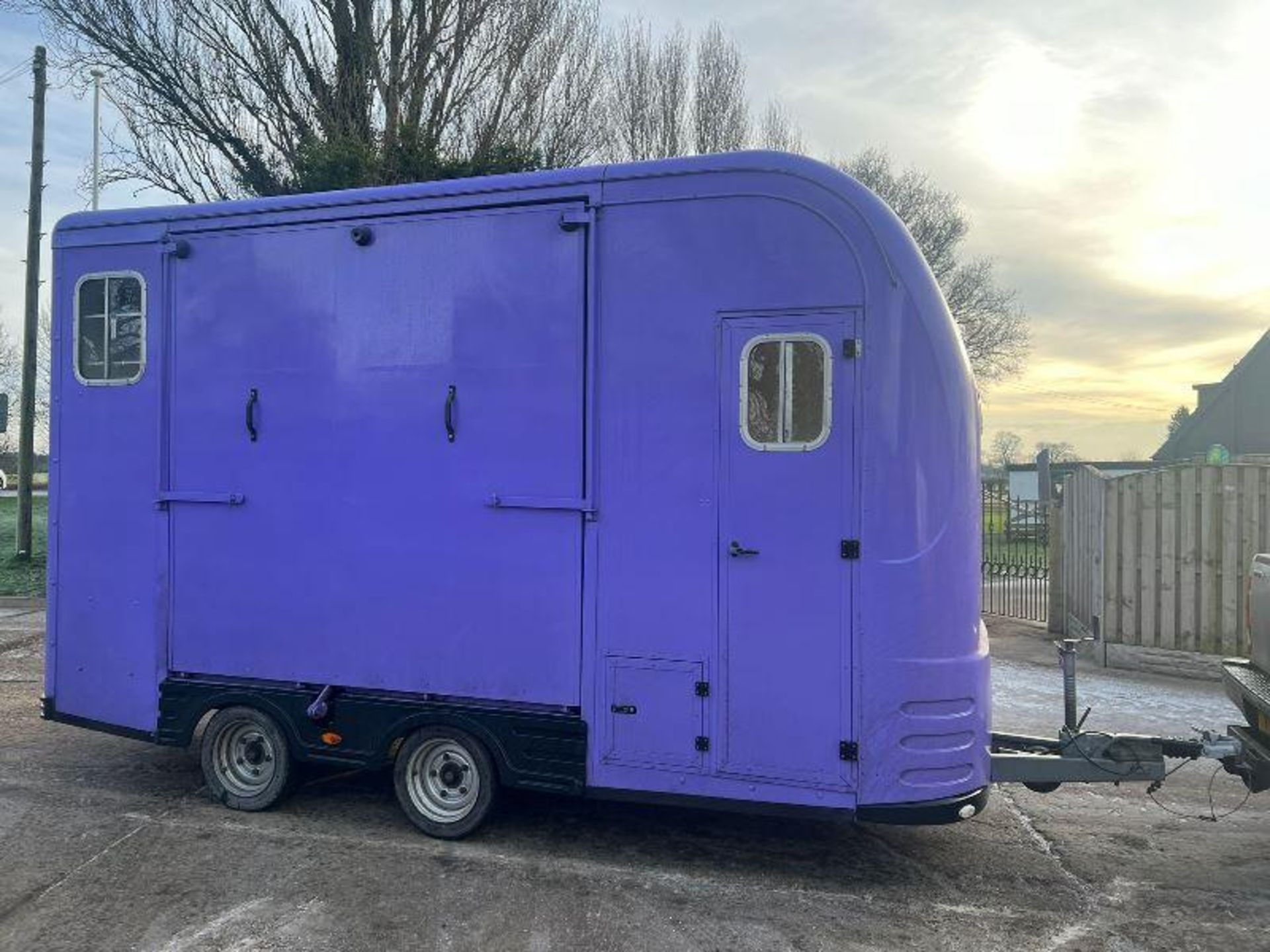 EQUITREK TWIN AXLE HORSE BOX *YEAR 2009* C/W LIVING AREA.