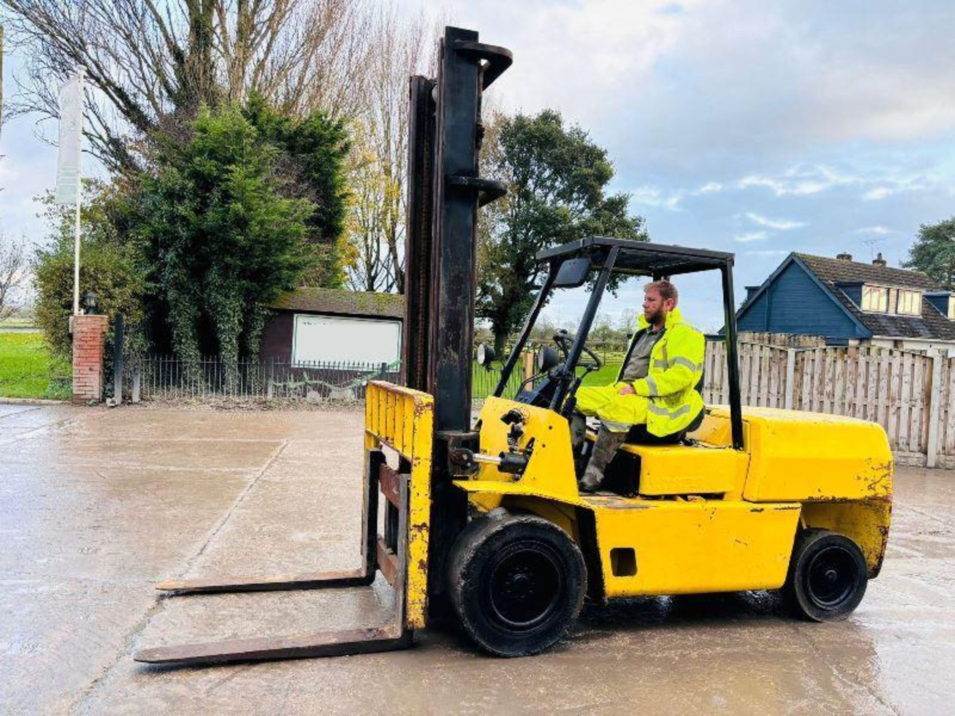 HYSTER DIESEL FORKLIFT C/W 2 STAGE MAST & PERKINS ENGINE