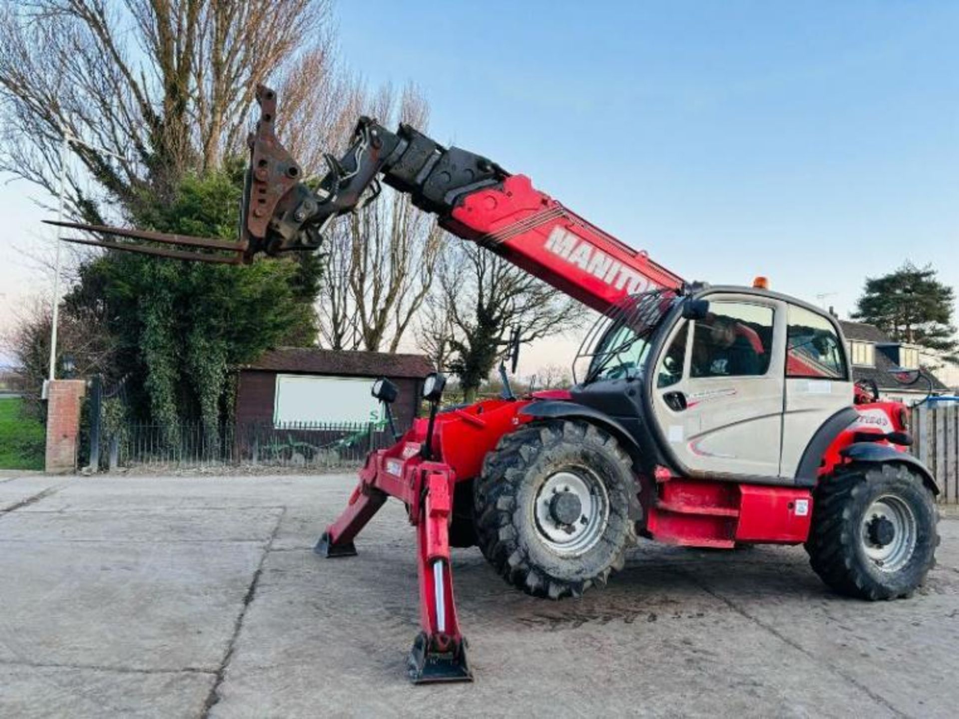 MANITOU MT1840 4WD TELEHANDLER *18 METER REACH* C/W PALLET TINES  - Bild 13 aus 16