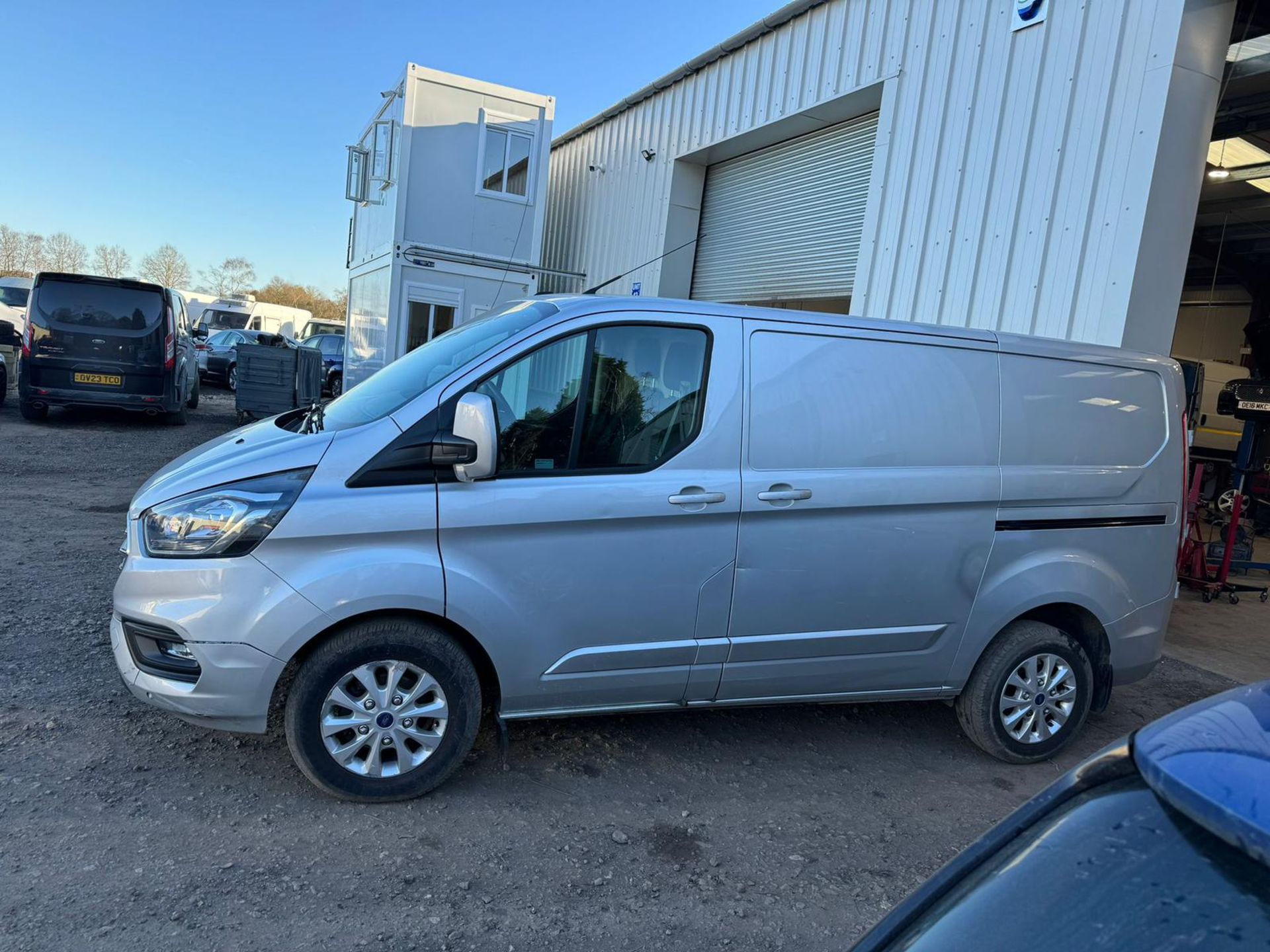 2020 70 FORD TRANSIT CUSTOM LIMITED PANEL VAN - 53K MILES - AIR CON - PLY LINED - ALLOY WHEELS - Image 5 of 8