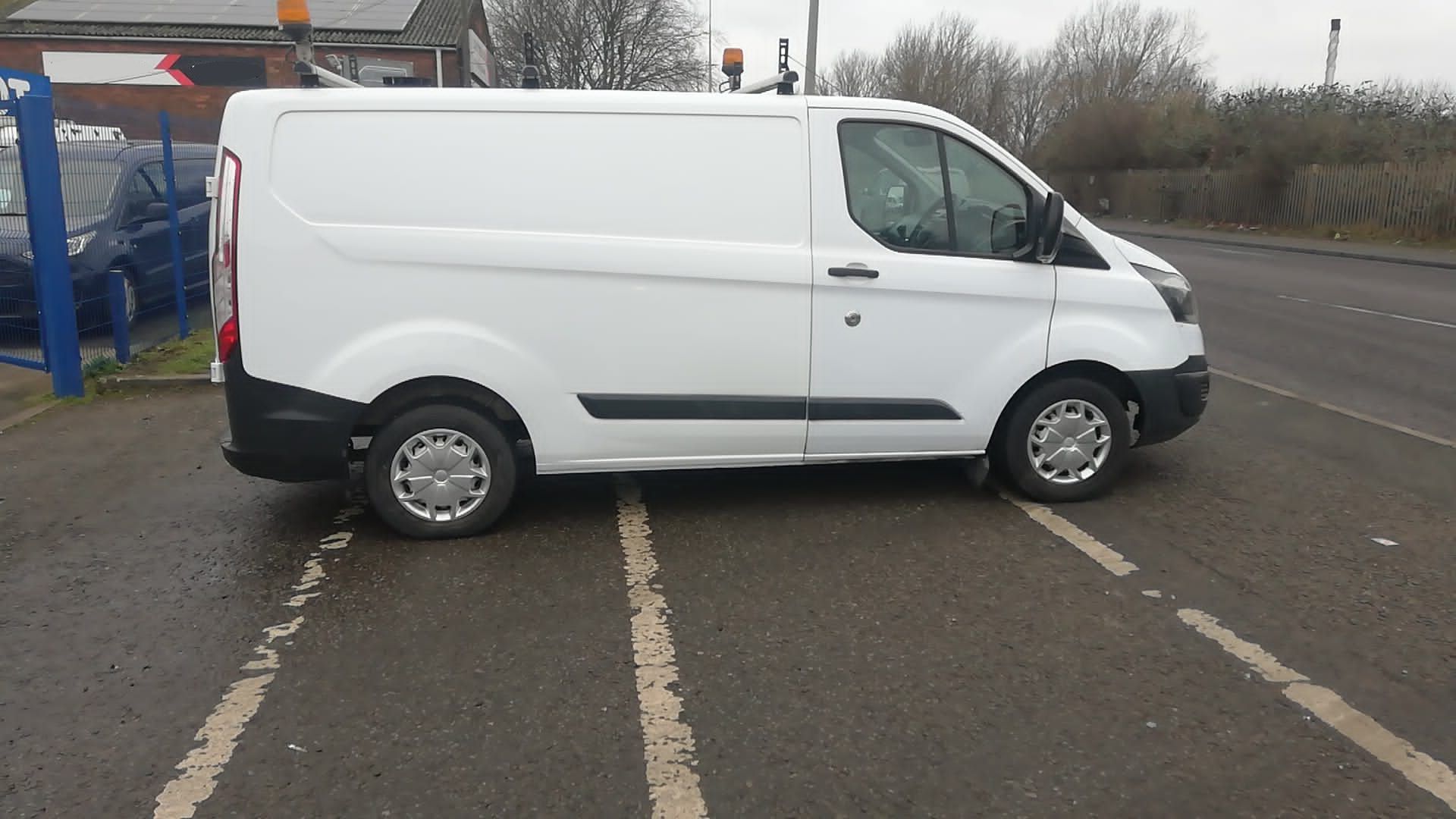 2015 15 FORD TRANSIT CUSTOM PANEL VAN - 29K MILES - EX WATER BOARD - AIR CON - SAT NAV - Image 4 of 10