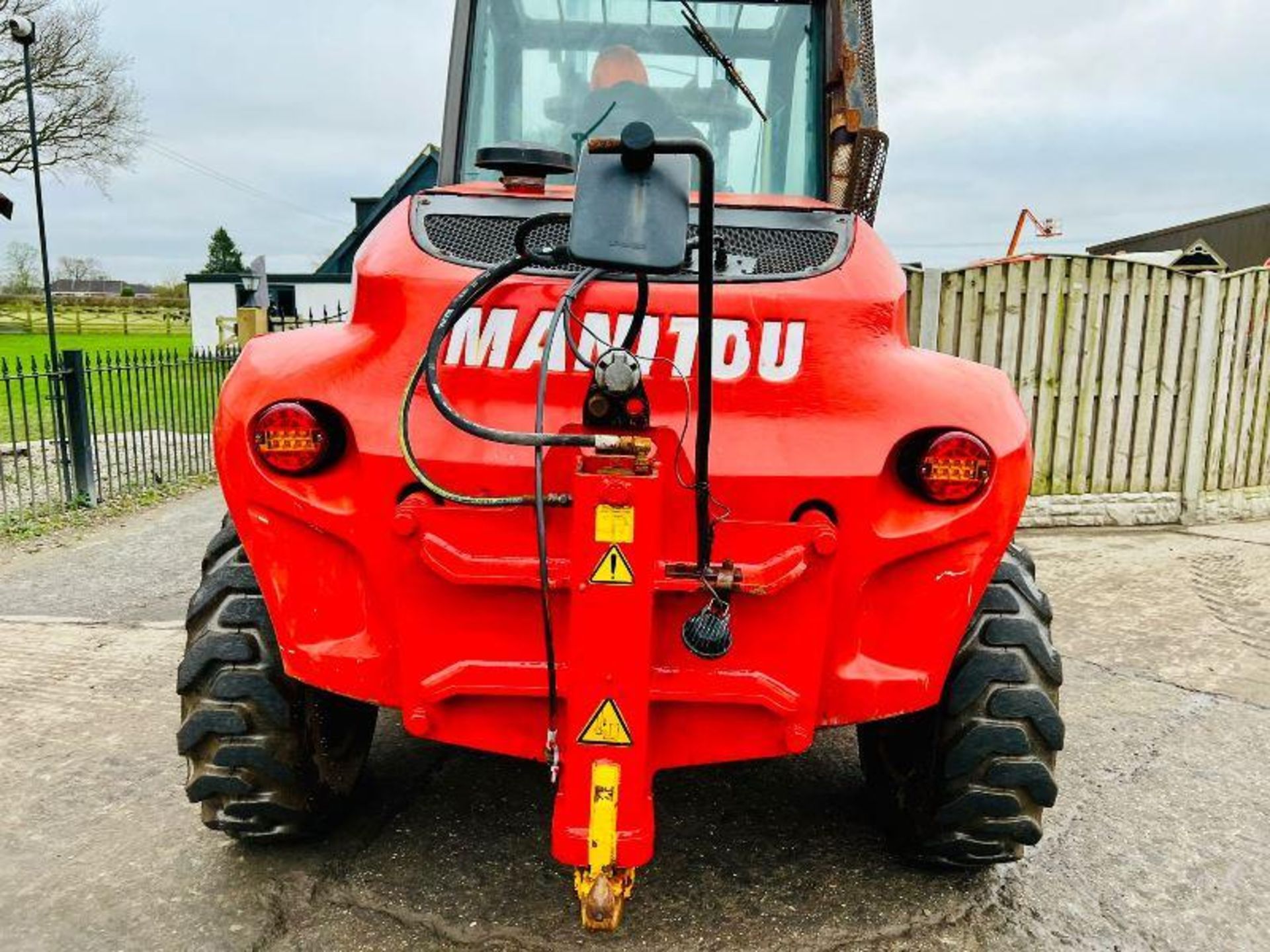 MANITOU M26-4 ROUGH TERRIAN 4WD FORKLIFT *YEAR 2014* C/W PICK UP HITCH  - Image 5 of 14