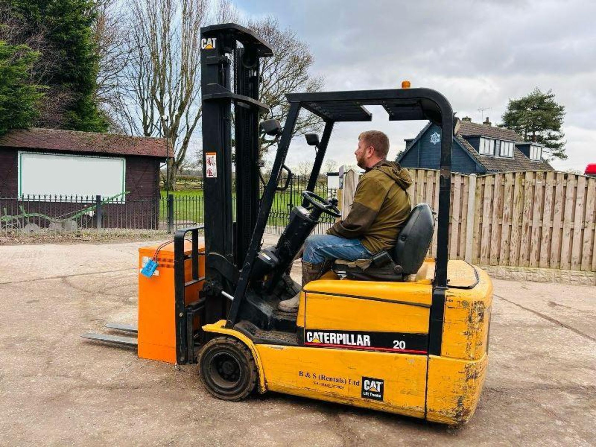 CATERPILLAR 20 BATTERY FORKLIFT C/W BATTERY CHARGER - Bild 17 aus 17