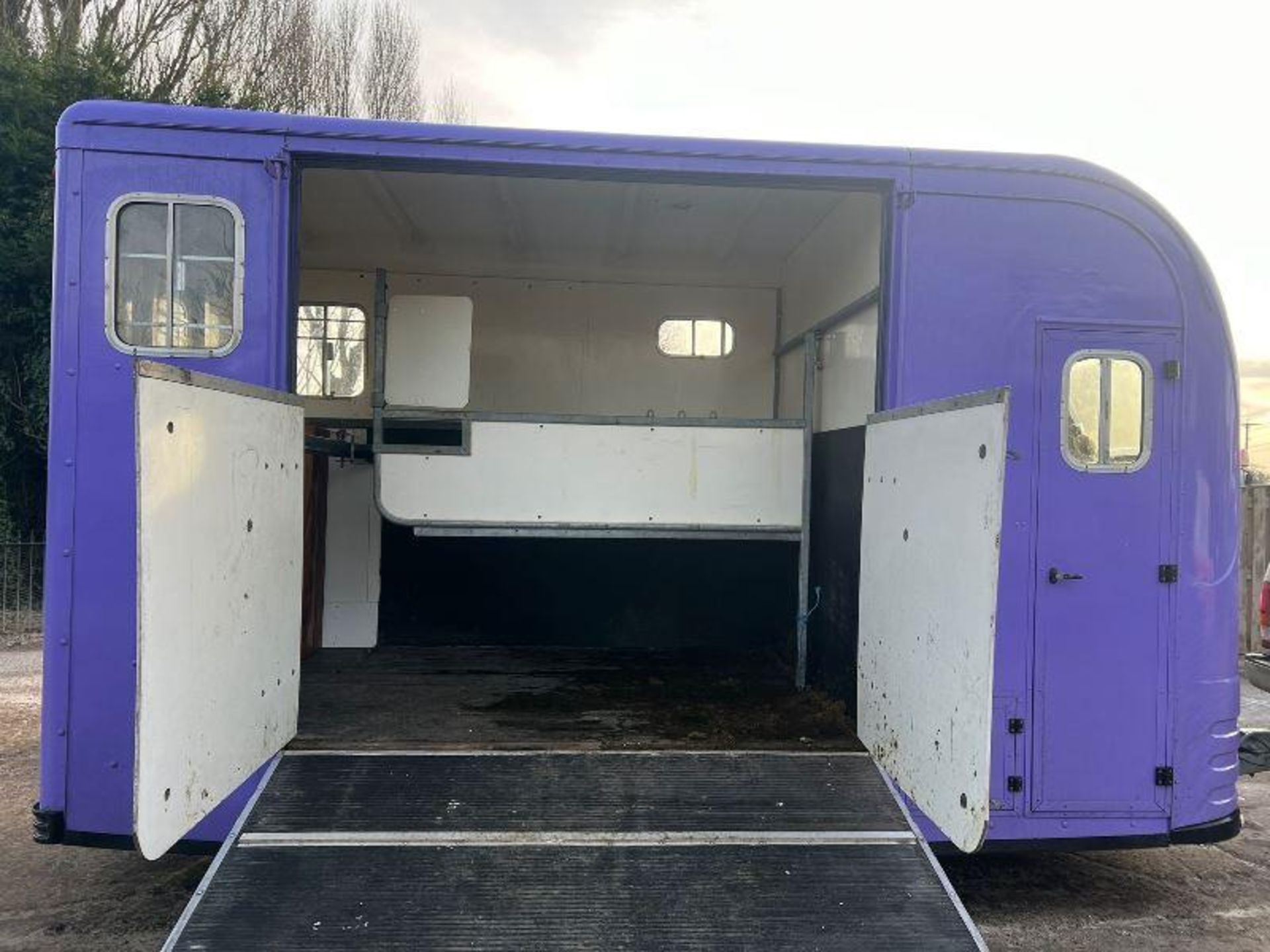 EQUITREK TWIN AXLE HORSE BOX *YEAR 2009* C/W LIVING AREA. - Image 6 of 12