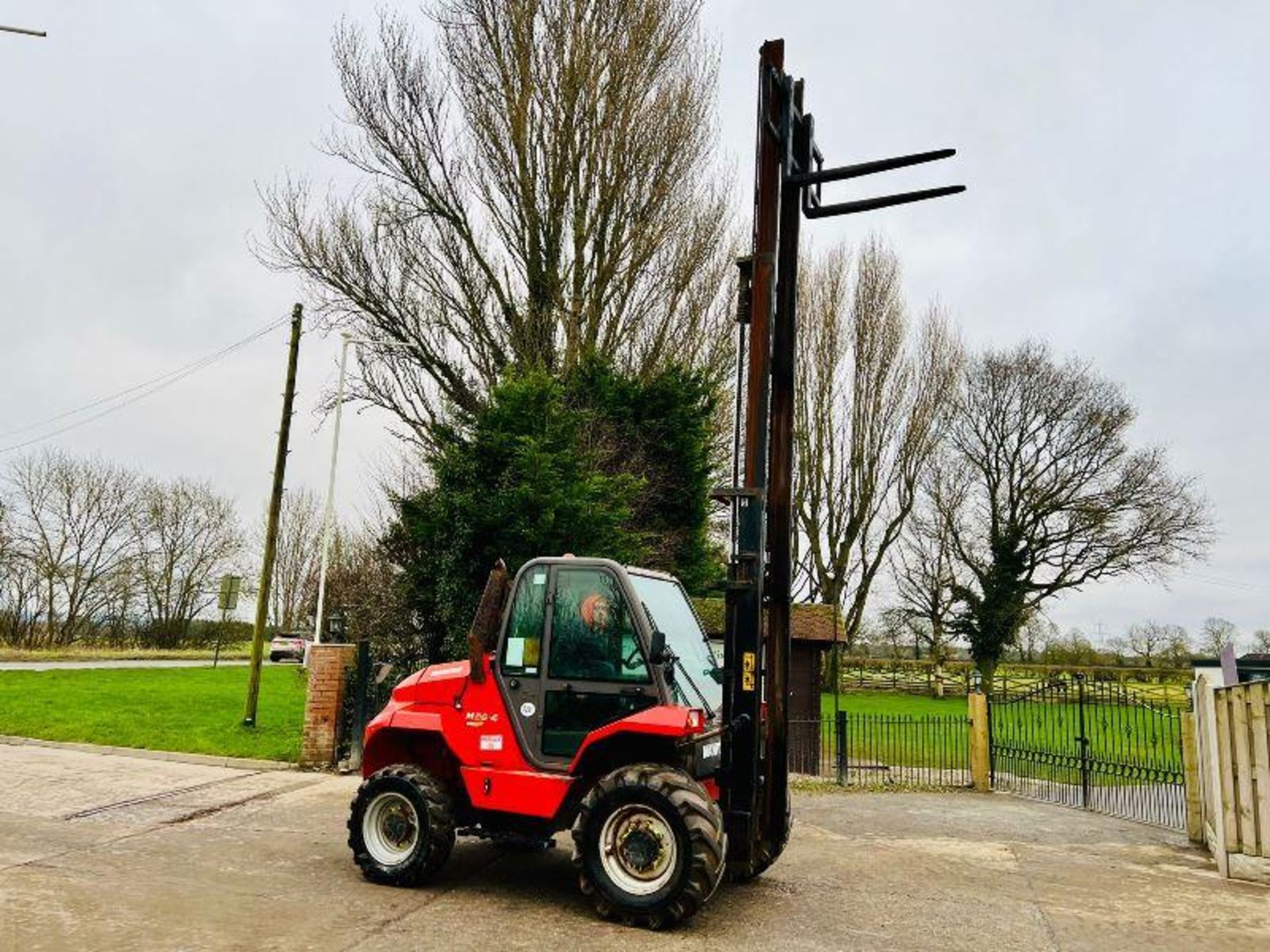 MANITOU M26-4 ROUGH TERRIAN 4WD FORKLIFT *YEAR 2014* C/W PICK UP HITCH  - Image 4 of 14