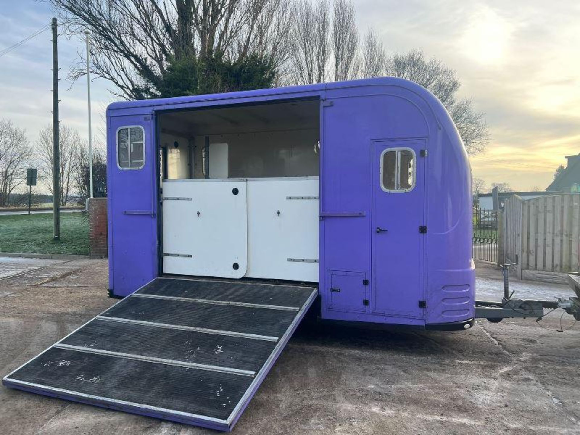 EQUITREK TWIN AXLE HORSE BOX *YEAR 2009* C/W LIVING AREA. - Image 3 of 12