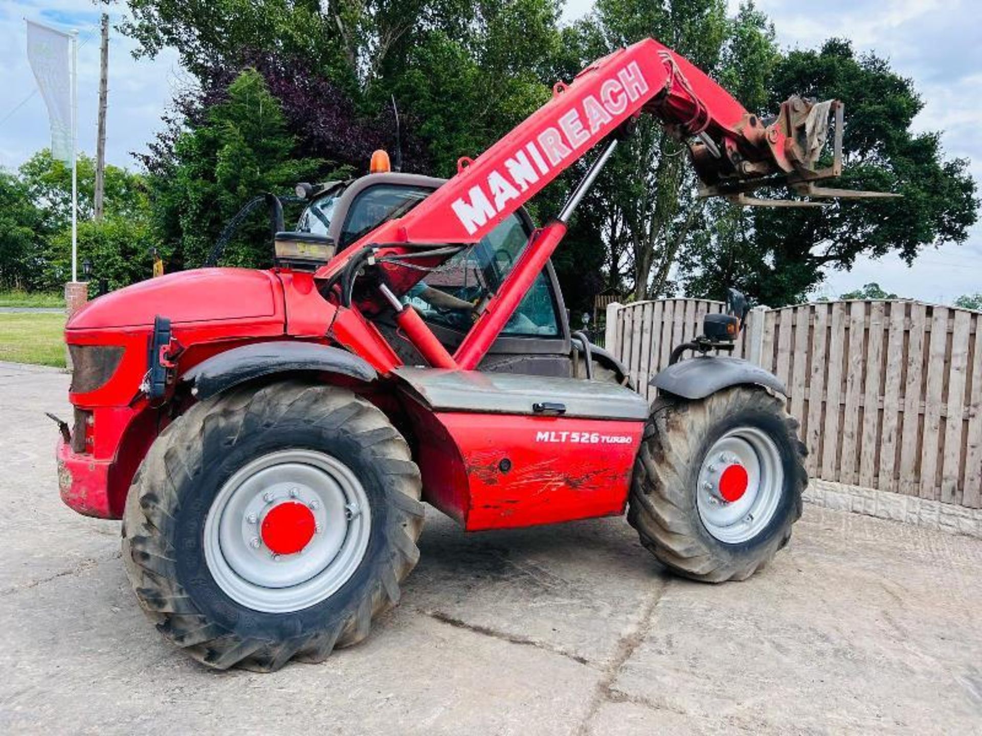 MANITOU MLT526T 4WD TELEHANDLER C/W PALLET TINES. - Bild 6 aus 13