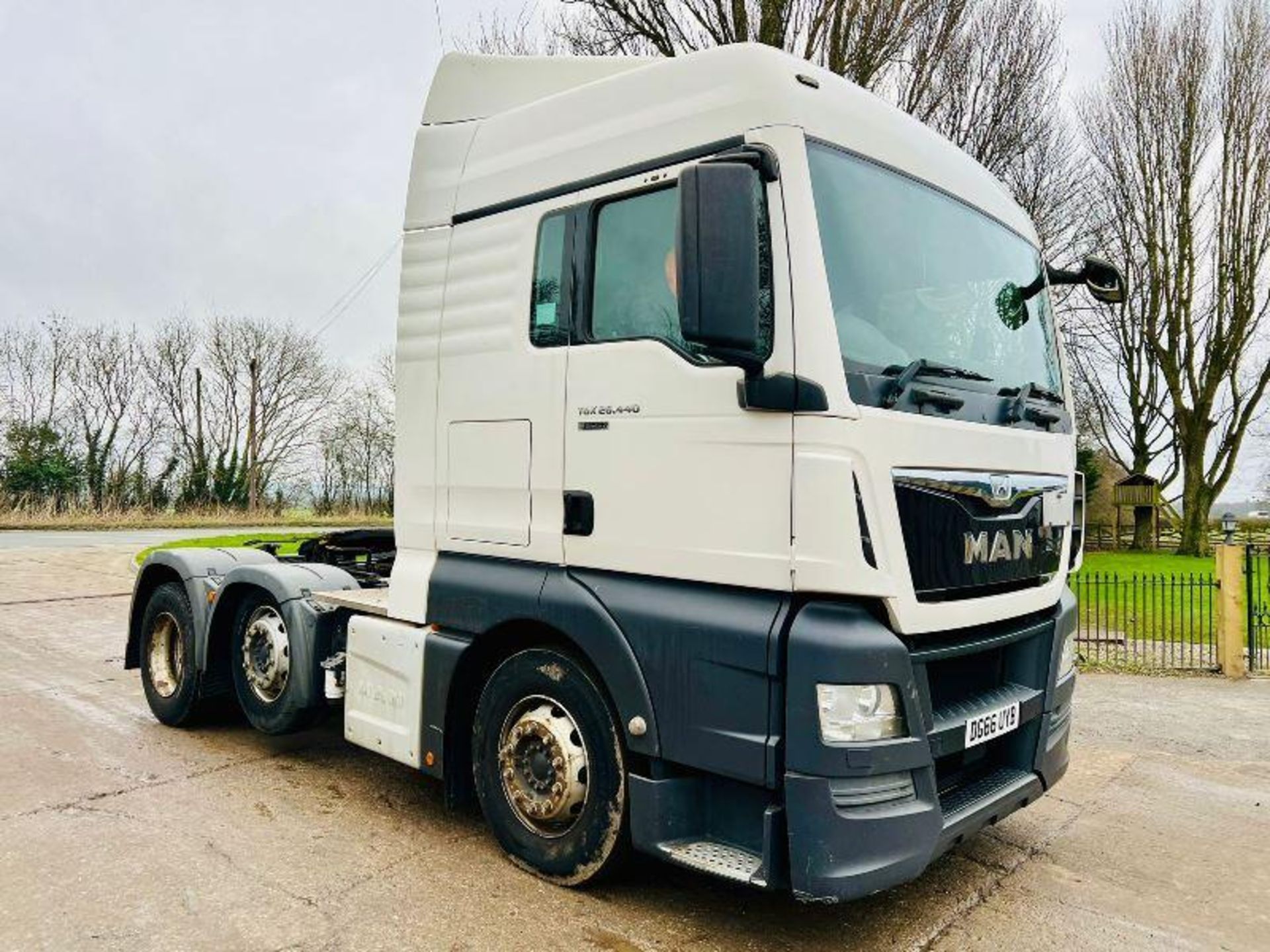 MAN TGX 26.440 6X2 TRACTOR UNIT *YEAR 2016* C/W MID LIFT