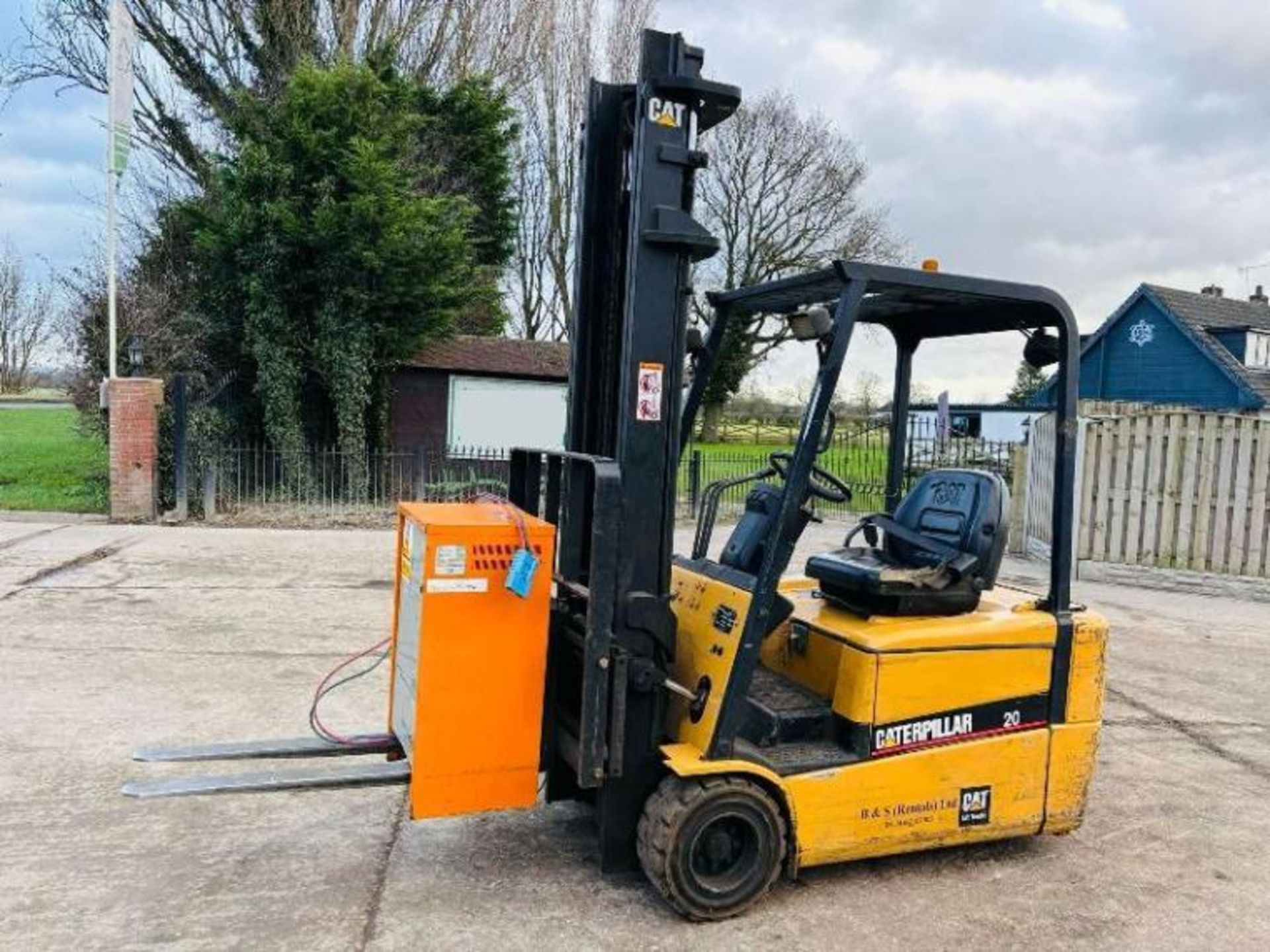 CATERPILLAR 20 BATTERY FORKLIFT C/W BATTERY CHARGER - Bild 14 aus 17