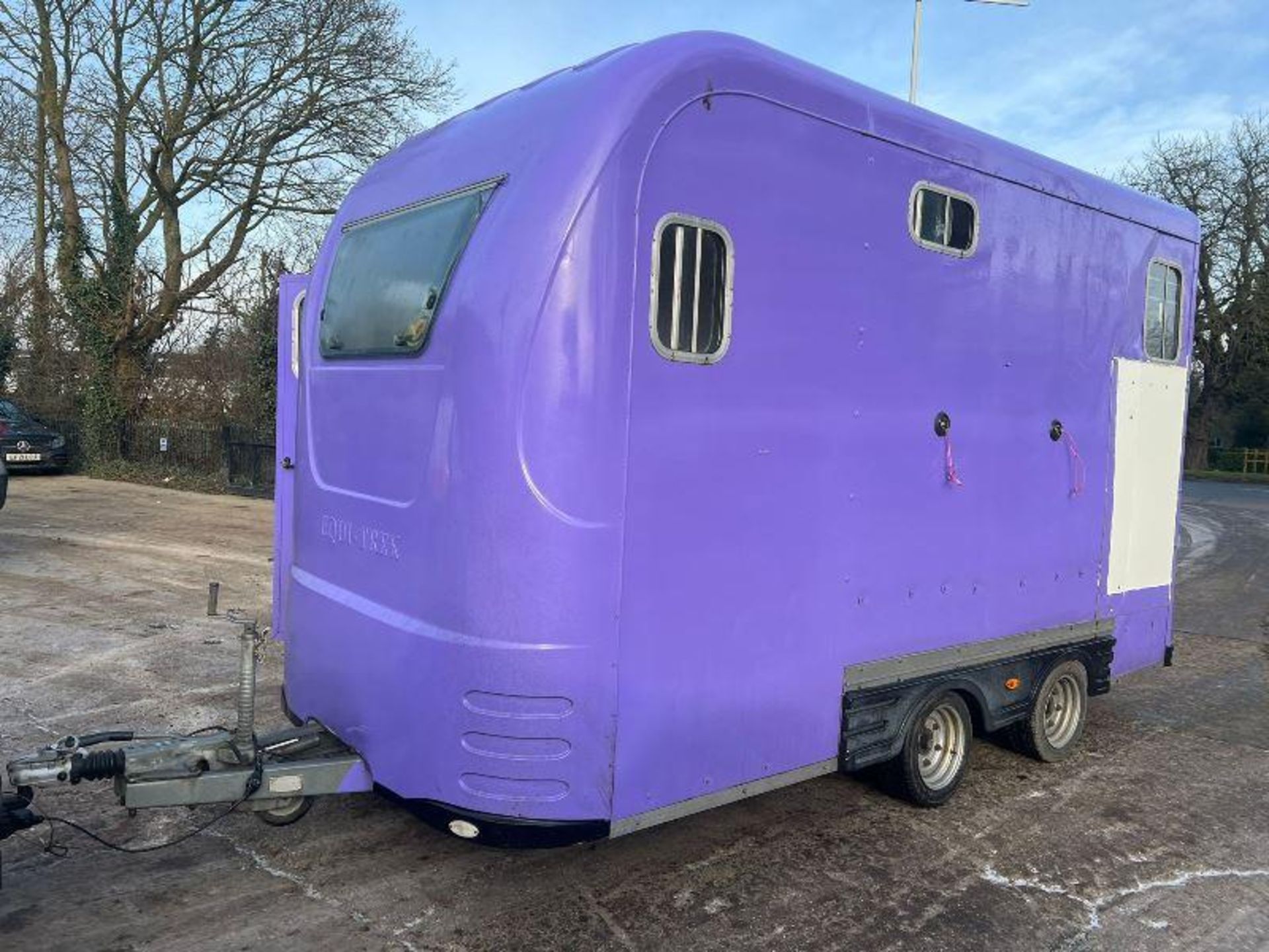 EQUITREK TWIN AXLE HORSE BOX *YEAR 2009* C/W LIVING AREA. - Image 4 of 12