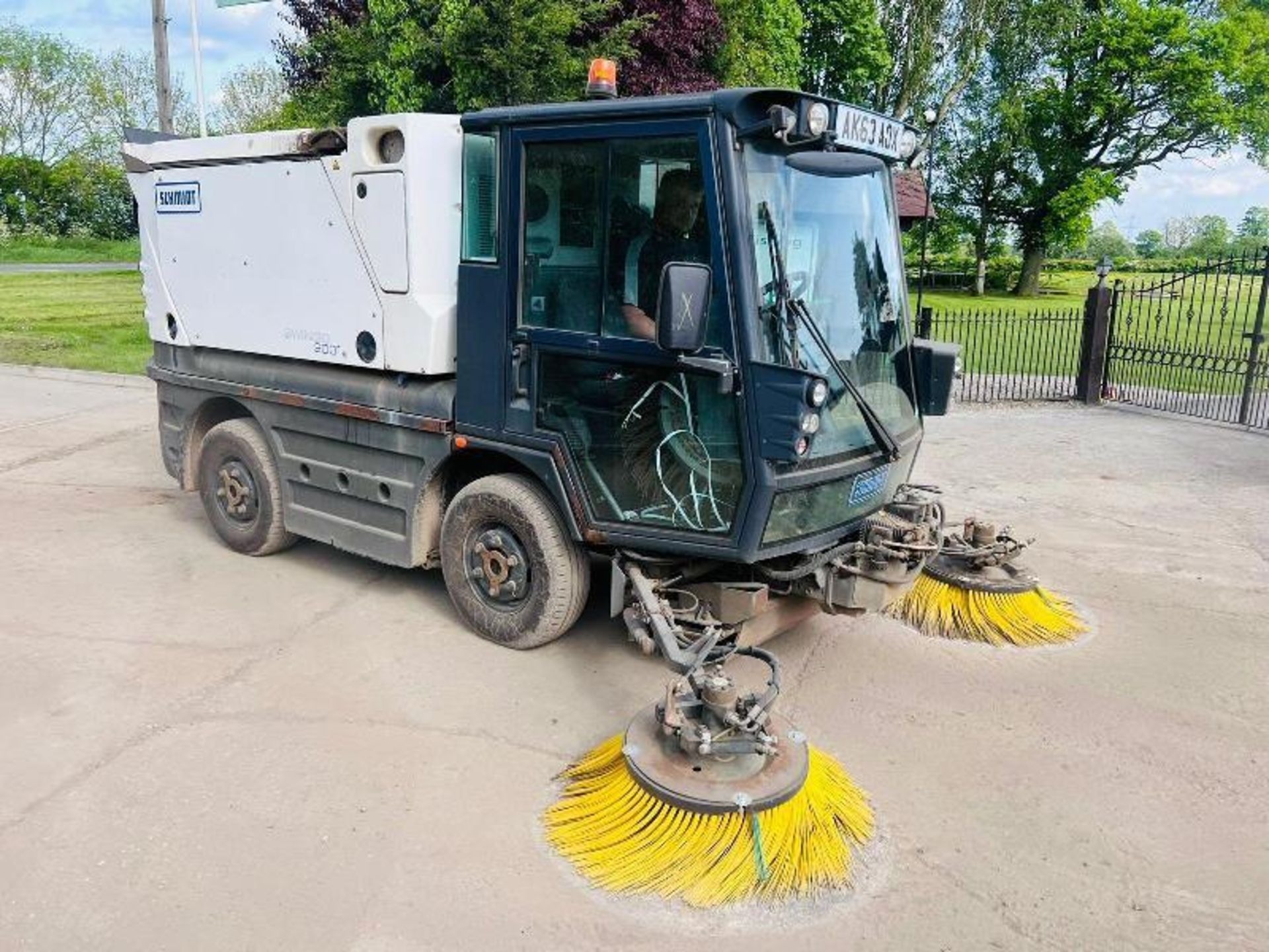 SCHMIDT SWINGO 200 4X2 ROAD SWEEPER *YEAR 2013* C/W AC CABIN