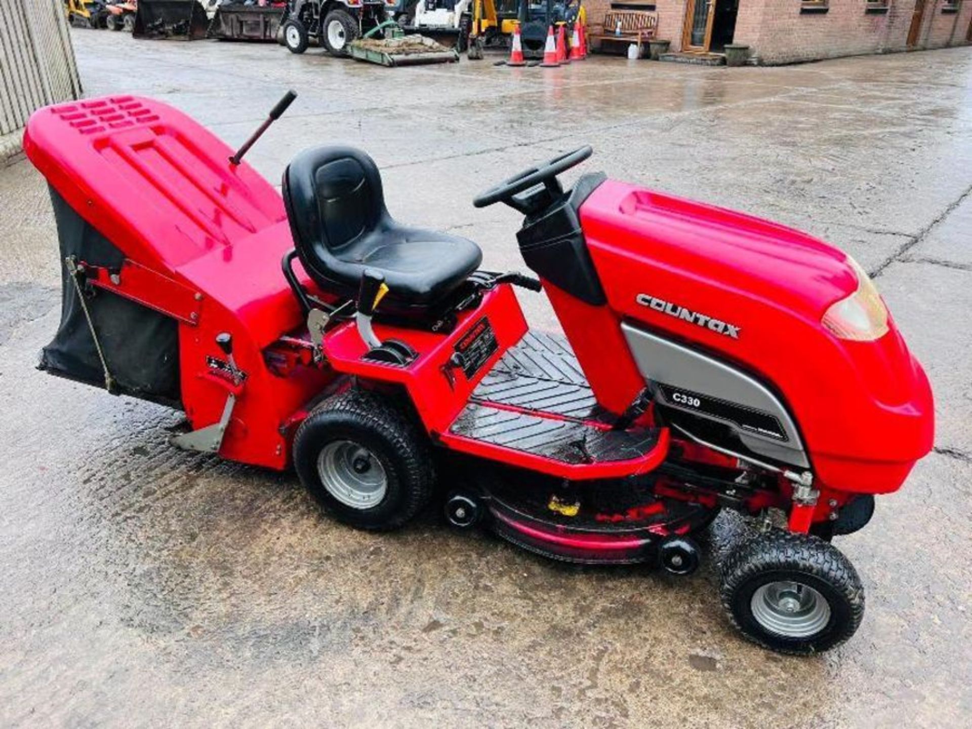 COUNTAX 330 RIDE ON MOWER *YEAR 2009* C/W COLLECTION BOX & HONDA ENGINE.