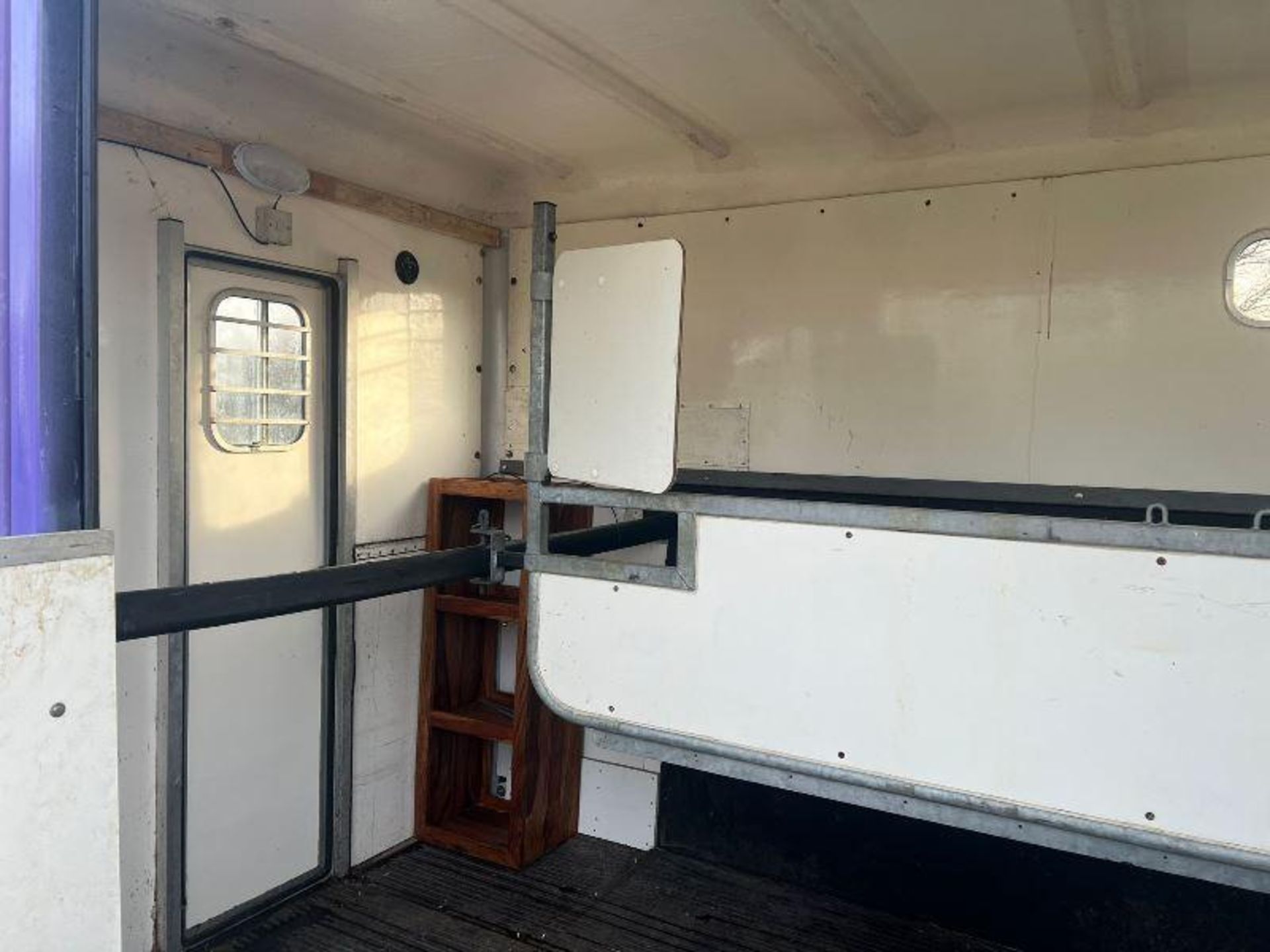 EQUITREK TWIN AXLE HORSE BOX *YEAR 2009* C/W LIVING AREA. - Image 5 of 12