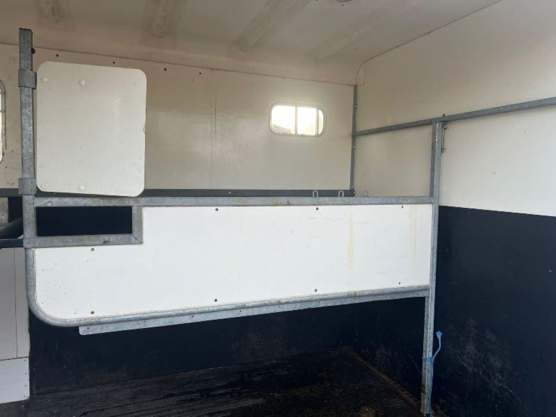 EQUITREK TWIN AXLE HORSE BOX *YEAR 2009* C/W LIVING AREA. - Image 11 of 12