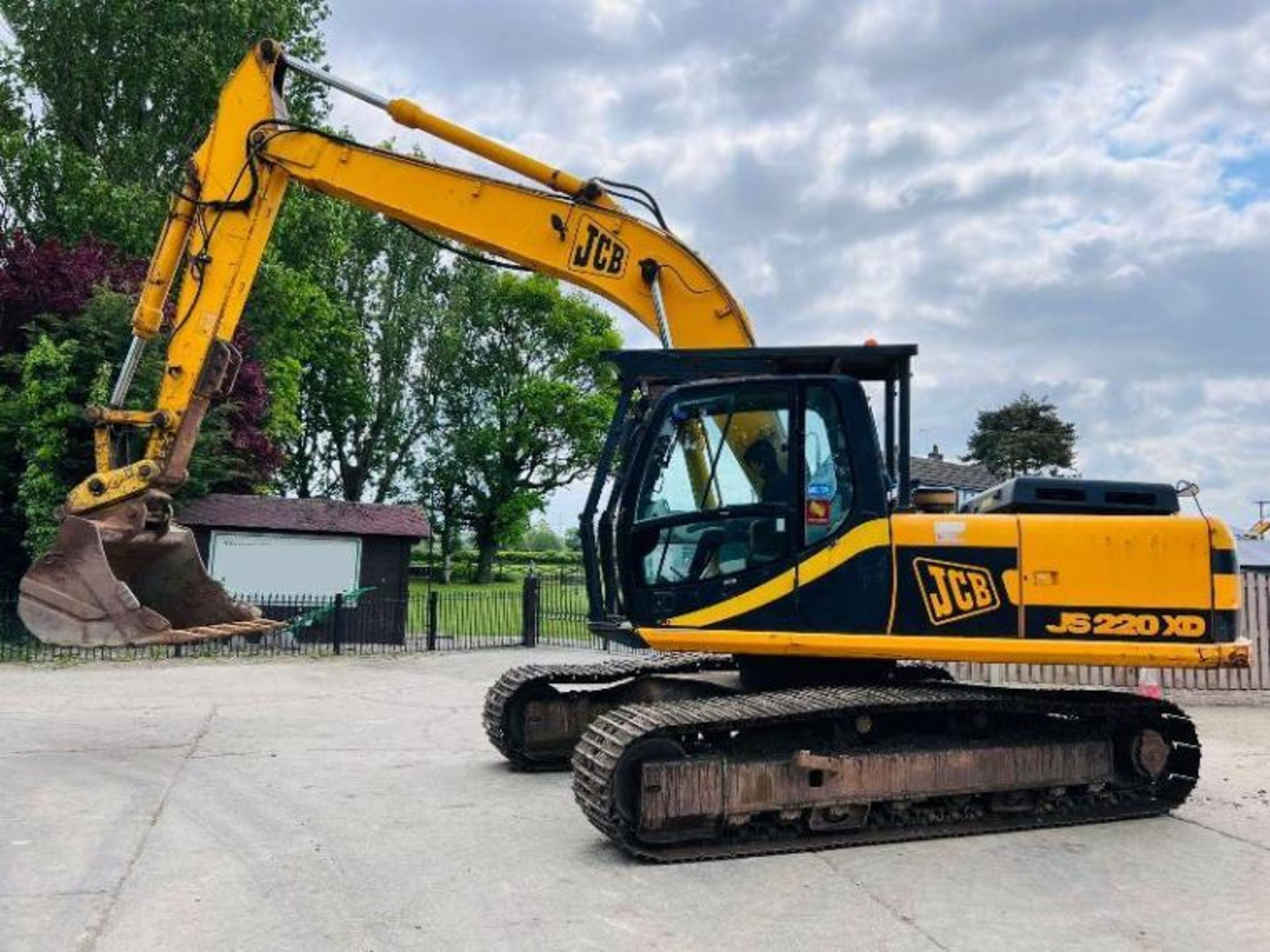 JCB JS220 TRACKED EXCAVATOR C/W QUICK HITCH & BUCKET - RECENTLY SERVICED