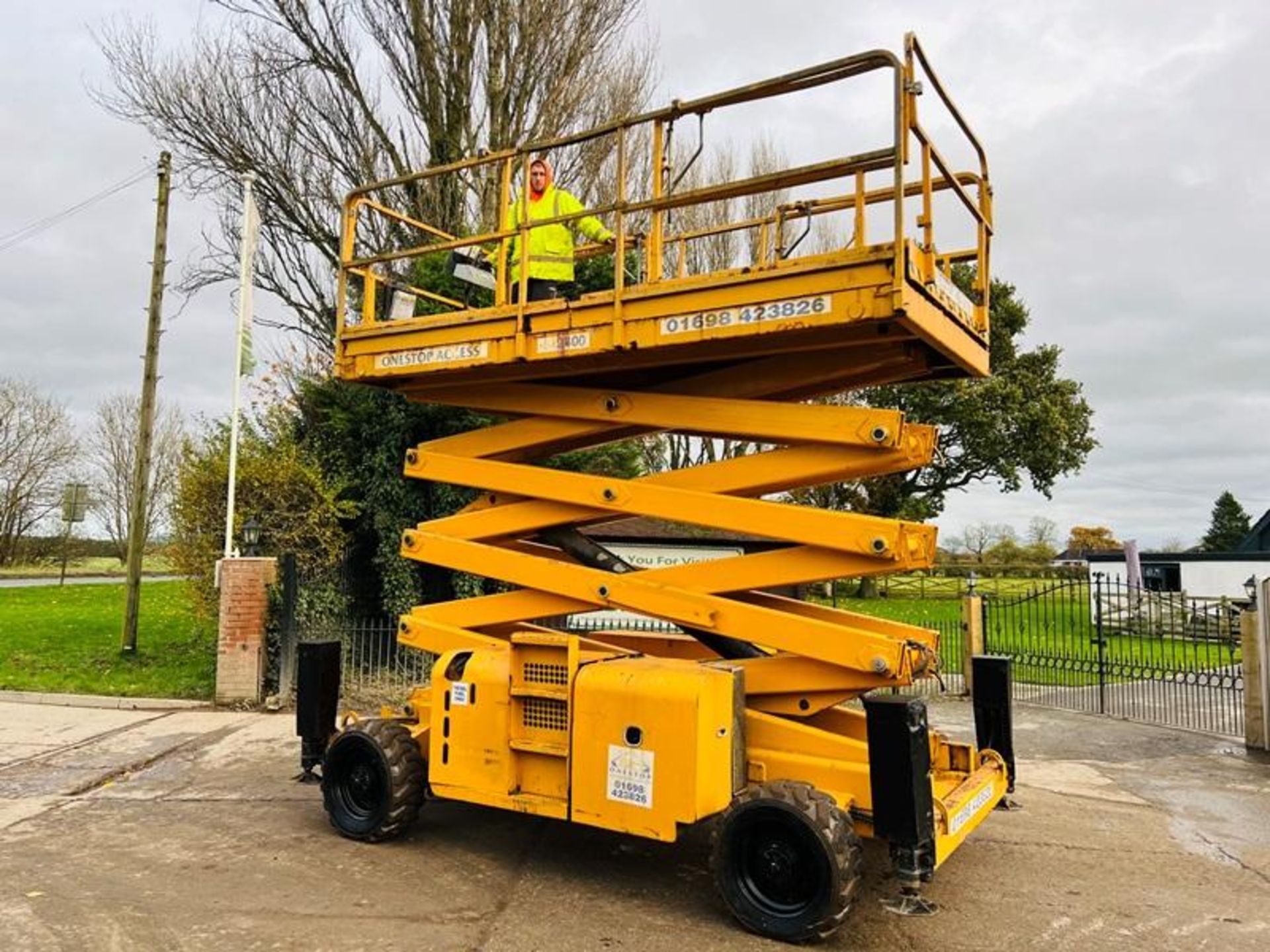 HAULOTTE H15SX SCISSOR LIFT C/W HYDRAULIC SUPPORT LEGS