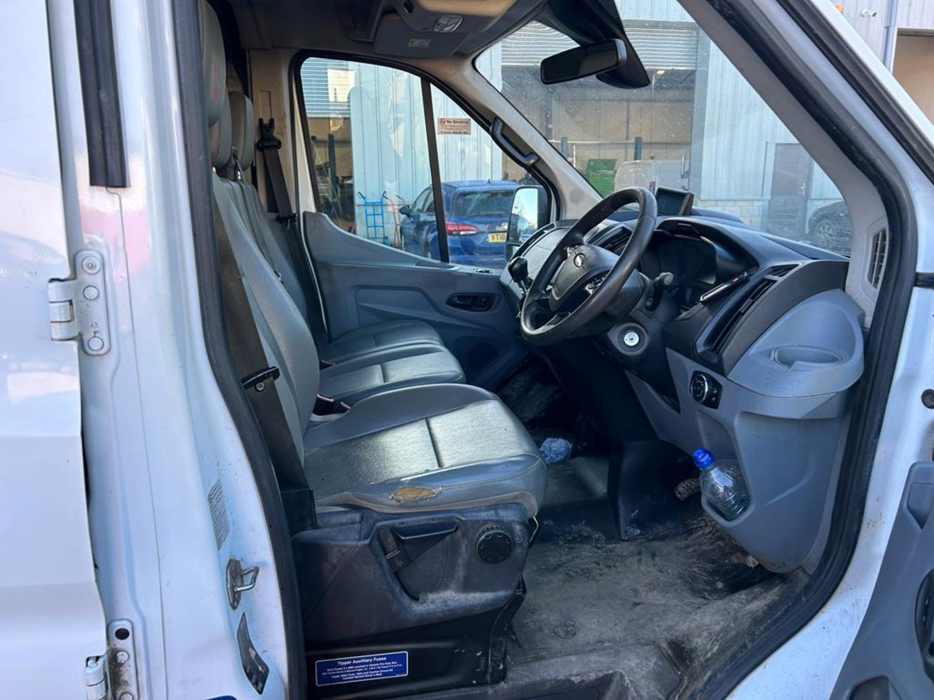 2018 18 FORD TRANSIT 470 TIPPER - 90K MILES - 4.7 TON GROSS - 3 SEATS - RARE TIPPER - TOWBAR  - Image 3 of 11