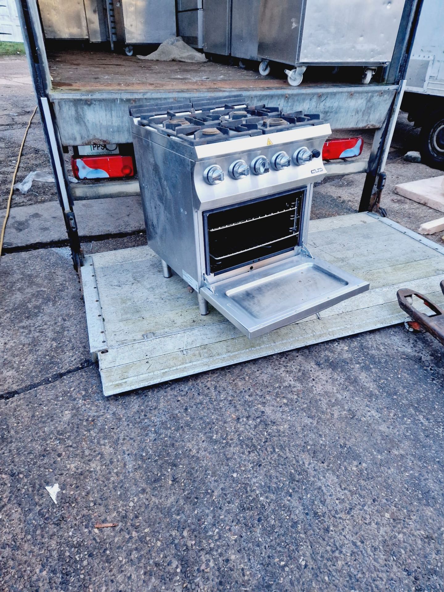 4 BURNER NATURAL GAS COOKER WITH OVEN ALMOST NEW CONDITION - WORKING AND SERVICED  - Image 2 of 4