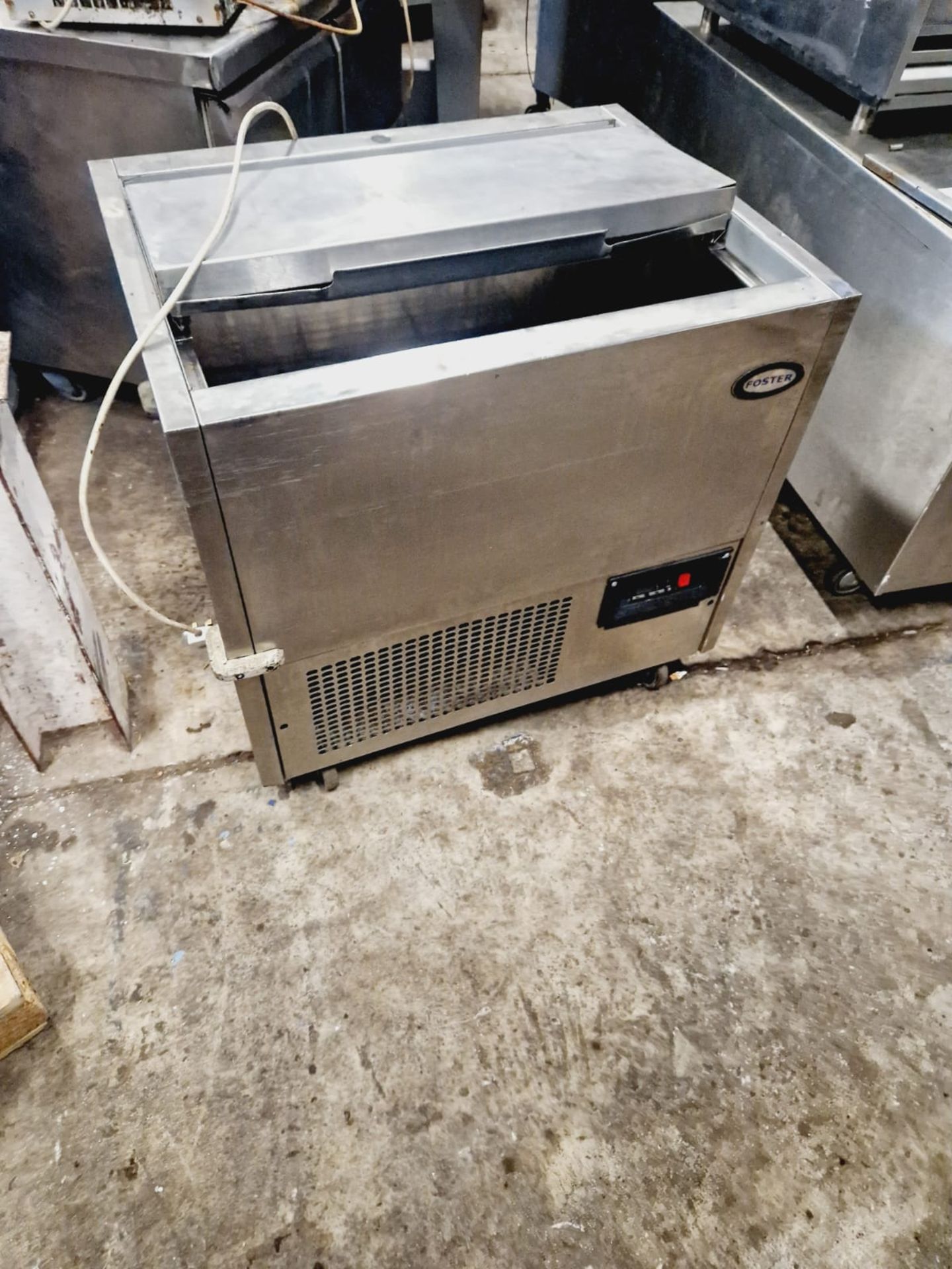 FOSTER SLIDING  TOP CHEST FREEZER - Image 2 of 3