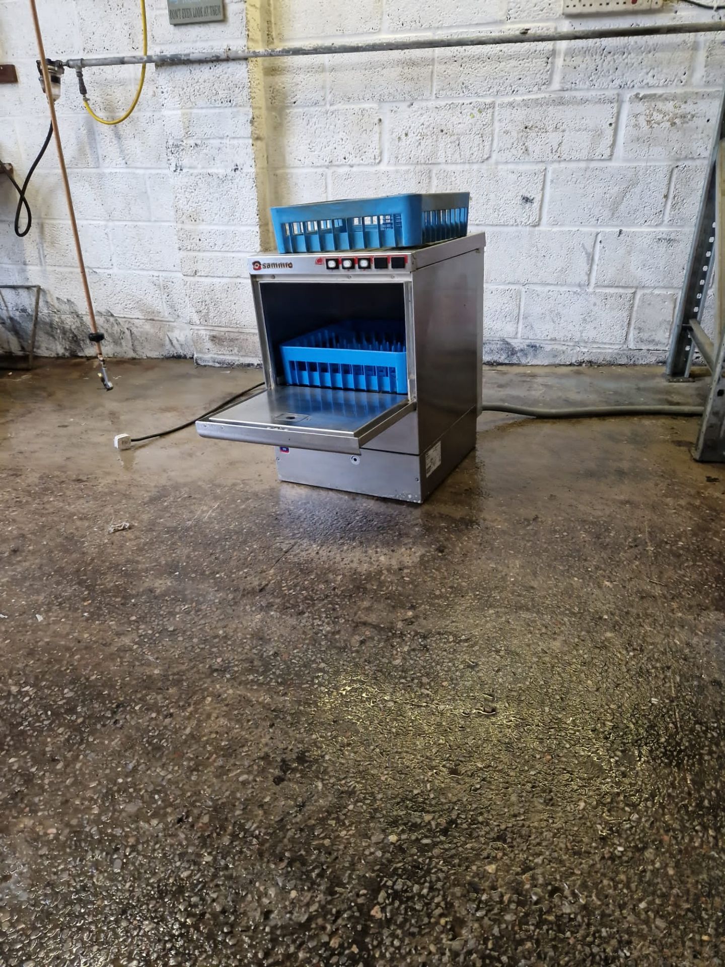 SAMMIC GLASS WASHER - 400 MM TRAYS - WAREHOUSE CLEARING
