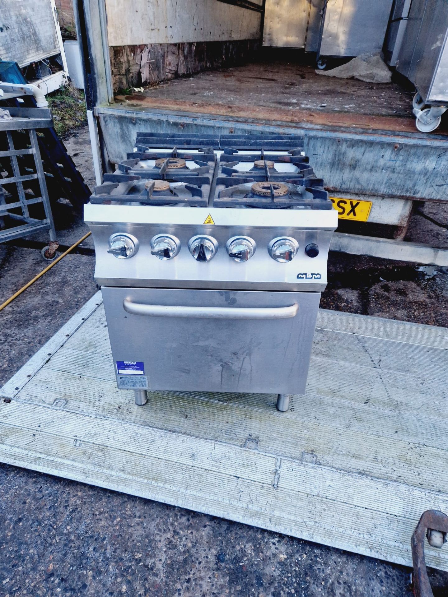 4 BURNER NATURAL GAS COOKER WITH OVEN ALMOST NEW CONDITION - WORKING AND SERVICED 