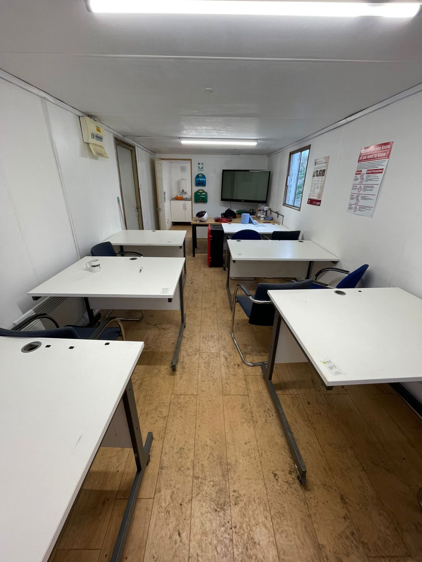 32FT X 10FT ANTI-VANDAL CABIN - OFFICE/ TRAINING ROOM AND SMALL CANTEEN AREA.  - Image 7 of 8