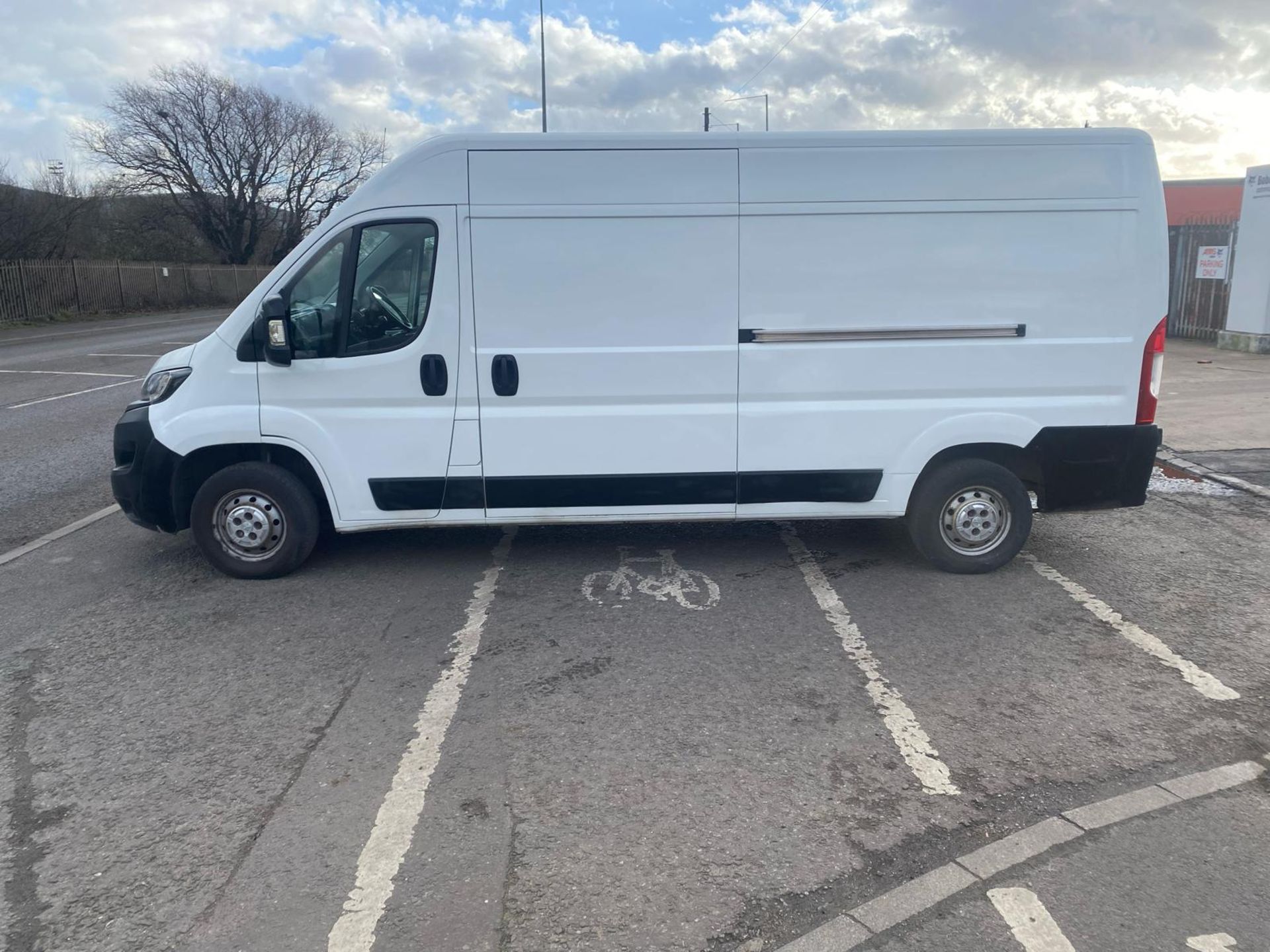 2018 68 PEUGEOT BOXER PROFESSIONAL PANEL VAN - 73K MILES - EURO 6 - AIR CON. - Image 2 of 10