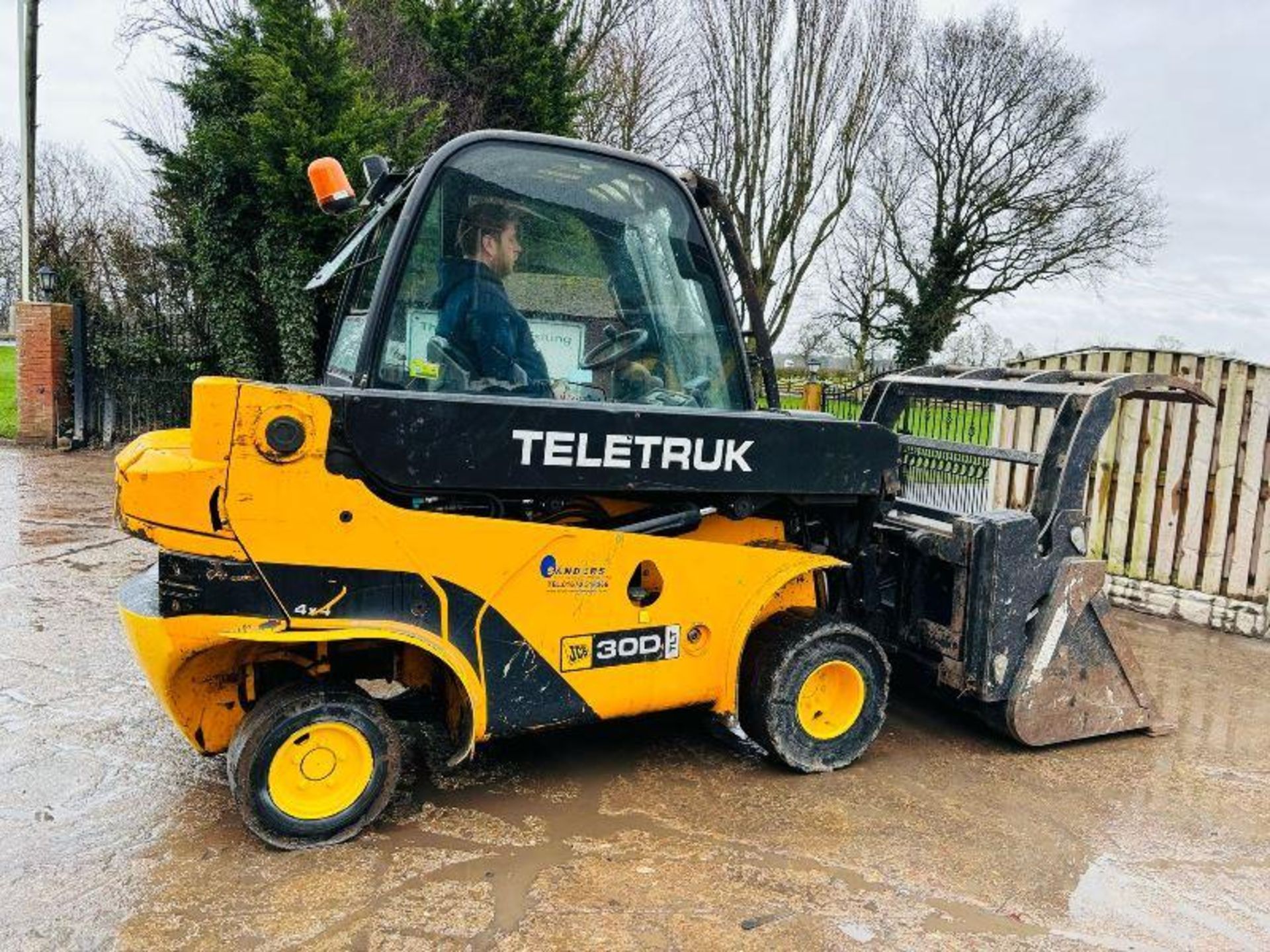 JCB TLT30D 4WD TELETRUCK C/W GRAPPLE BUCKET & PALLET TINES - Image 12 of 19