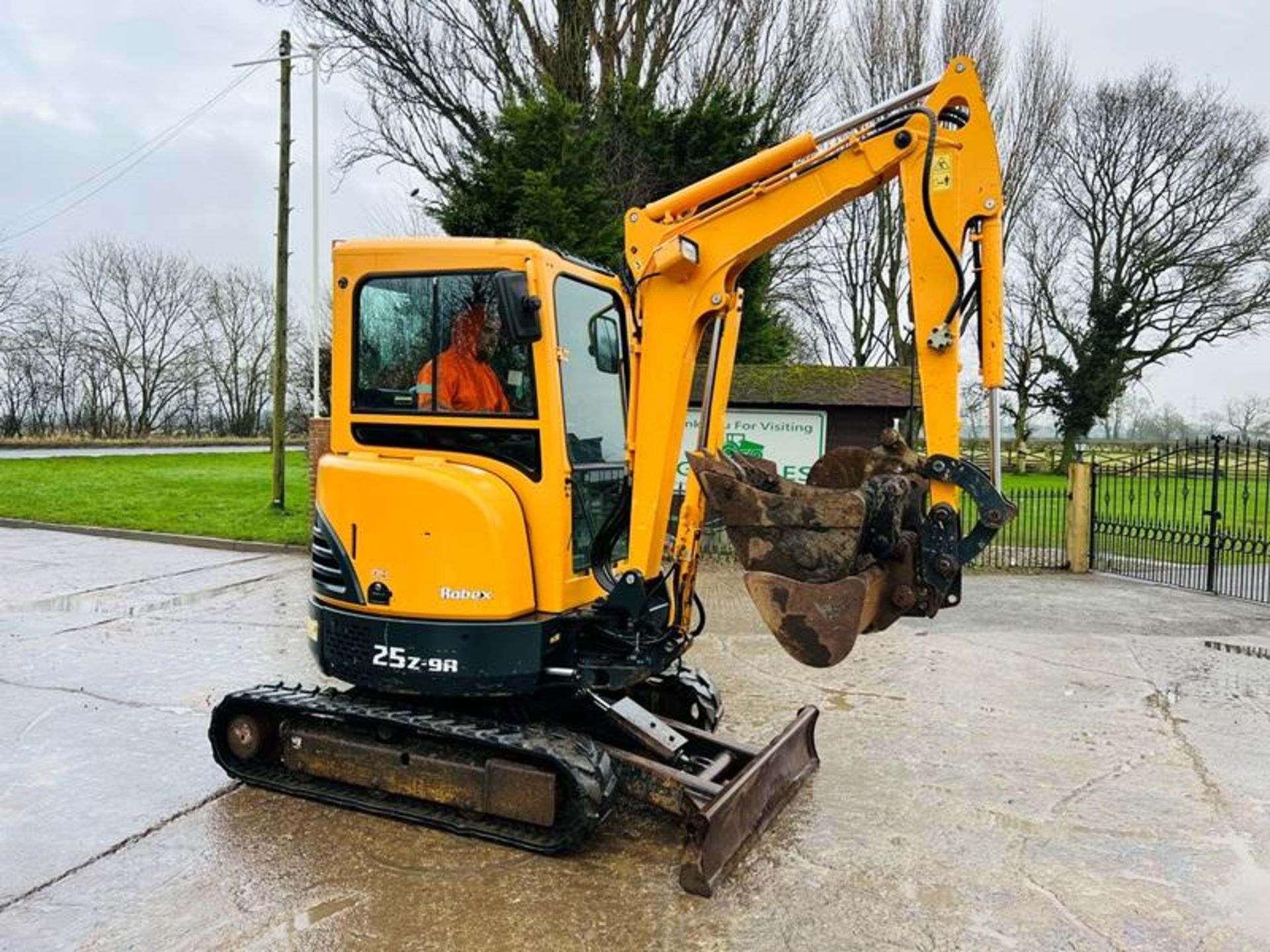 HYUNDAI ROBEX25Z-9A EXCAVATOR *ZERO SWING, YEAR 2014, 1647 HOURS* C/W QUICK HITCH